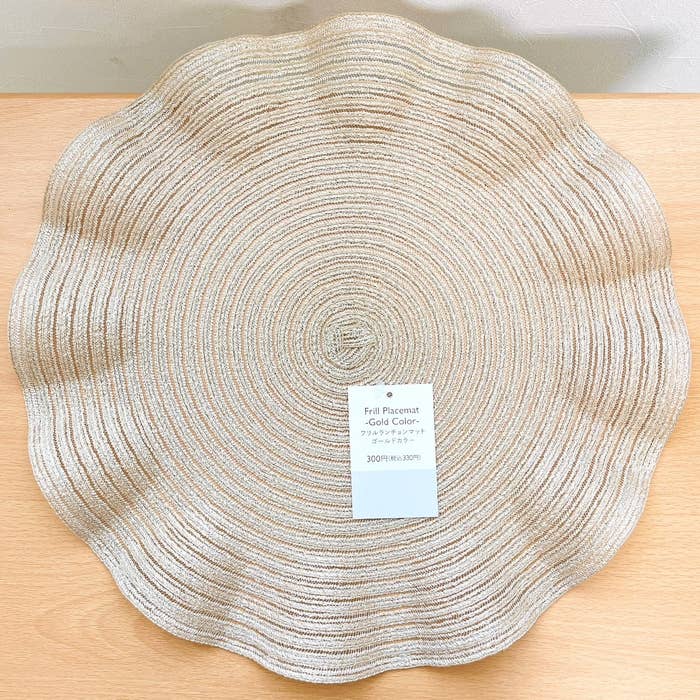 DAISO(ダイソー)のオススメのコースター「フリルランチョンマット」