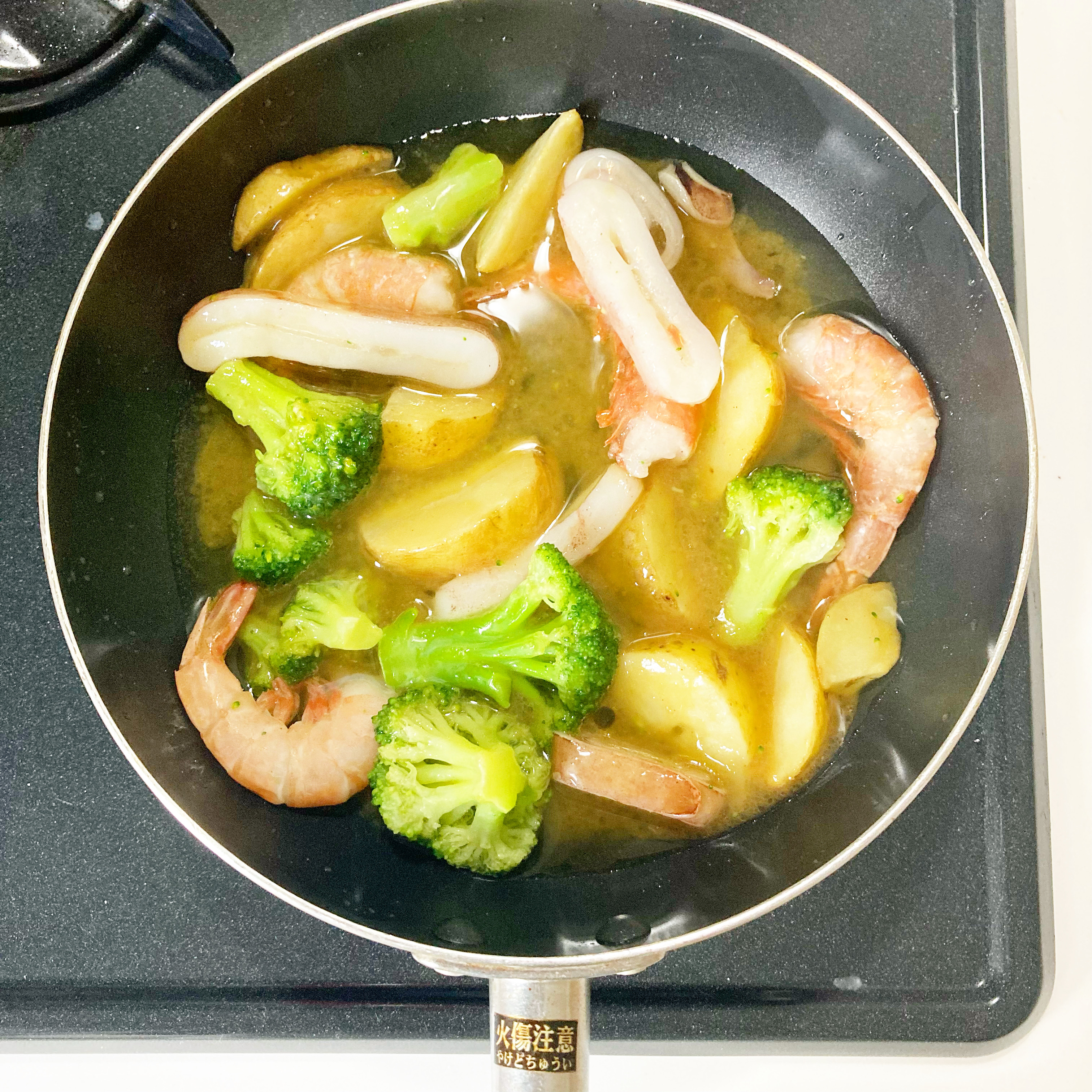 無印良品の本格おつまみ「フライパンでつくるミールキット 海老といかのアヒージョ」