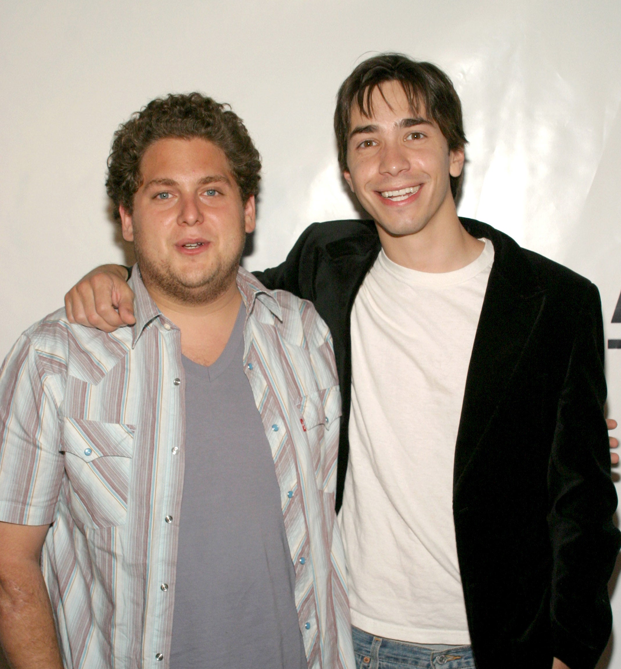 Close-up of Justin Long with his arm around Jonah's shoulder