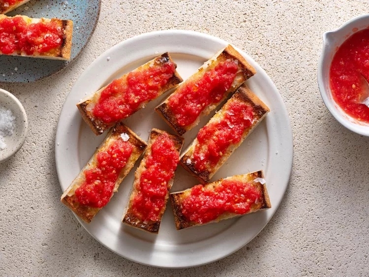 Toasted bread topped with grated tomato