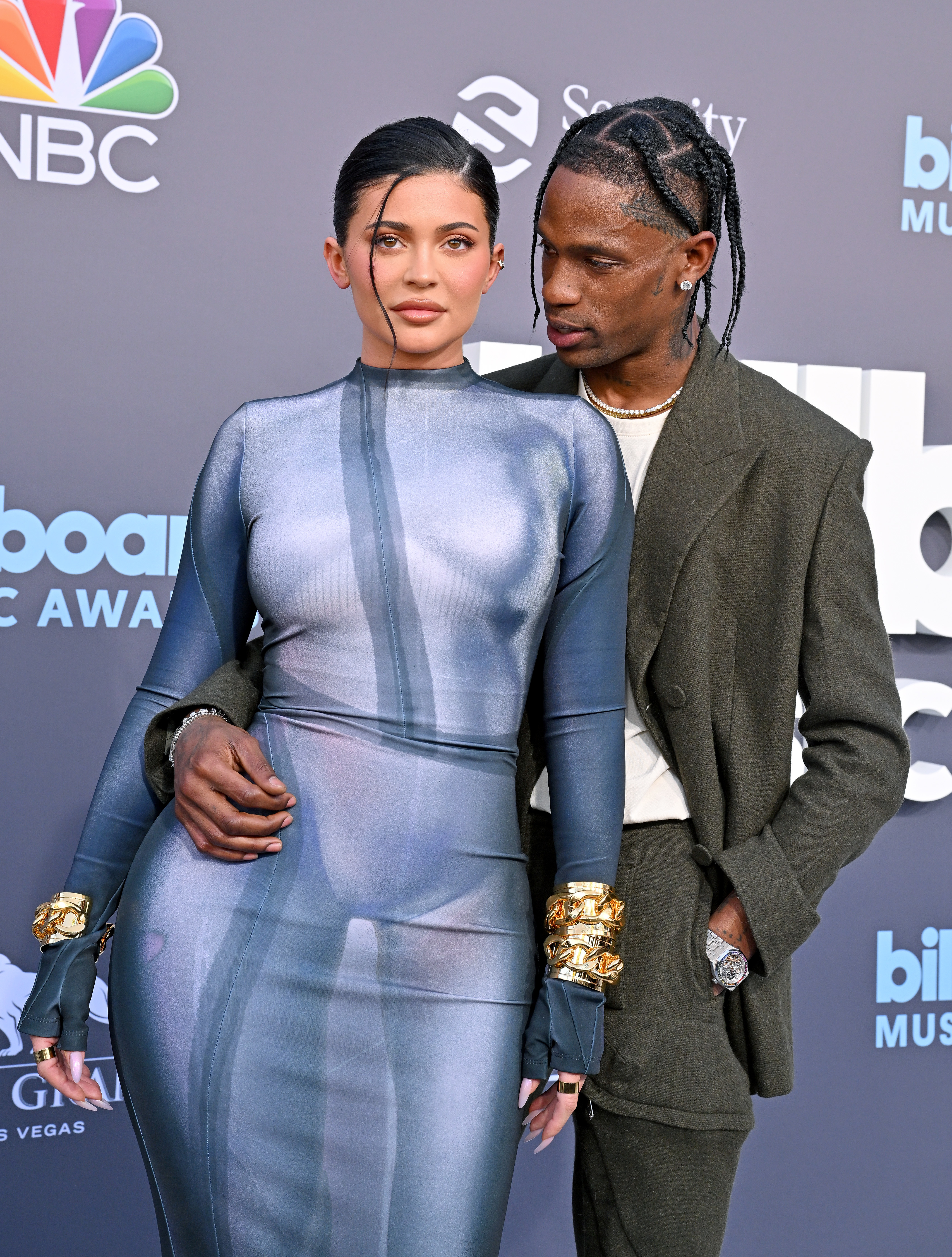 kylie and travis posing for cameras at the billboard music awards