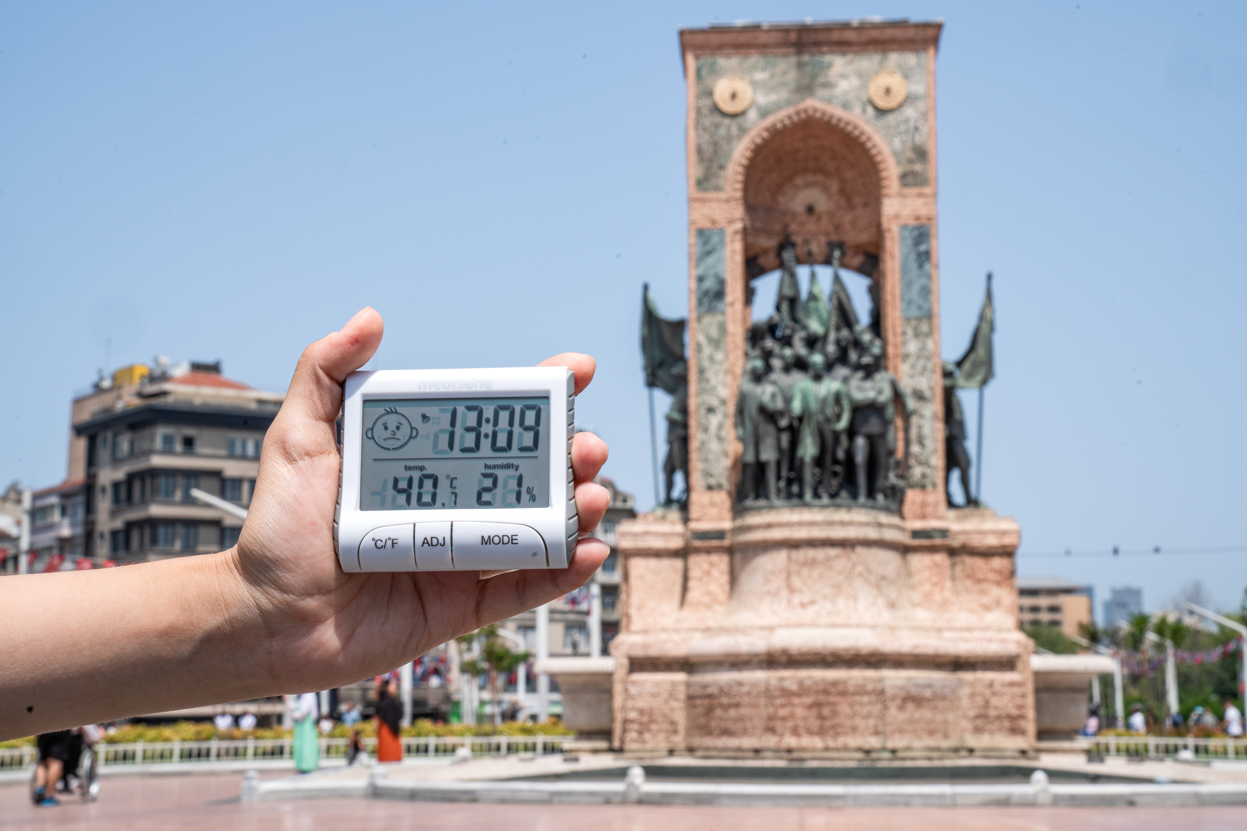 A person showing the temperature in Istanbul