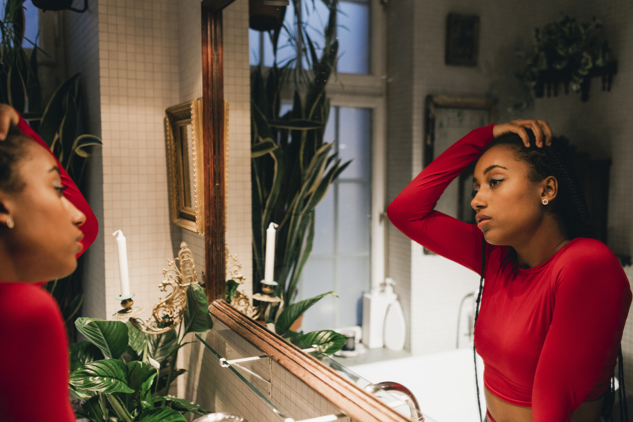 Kvinne som ser i speilet