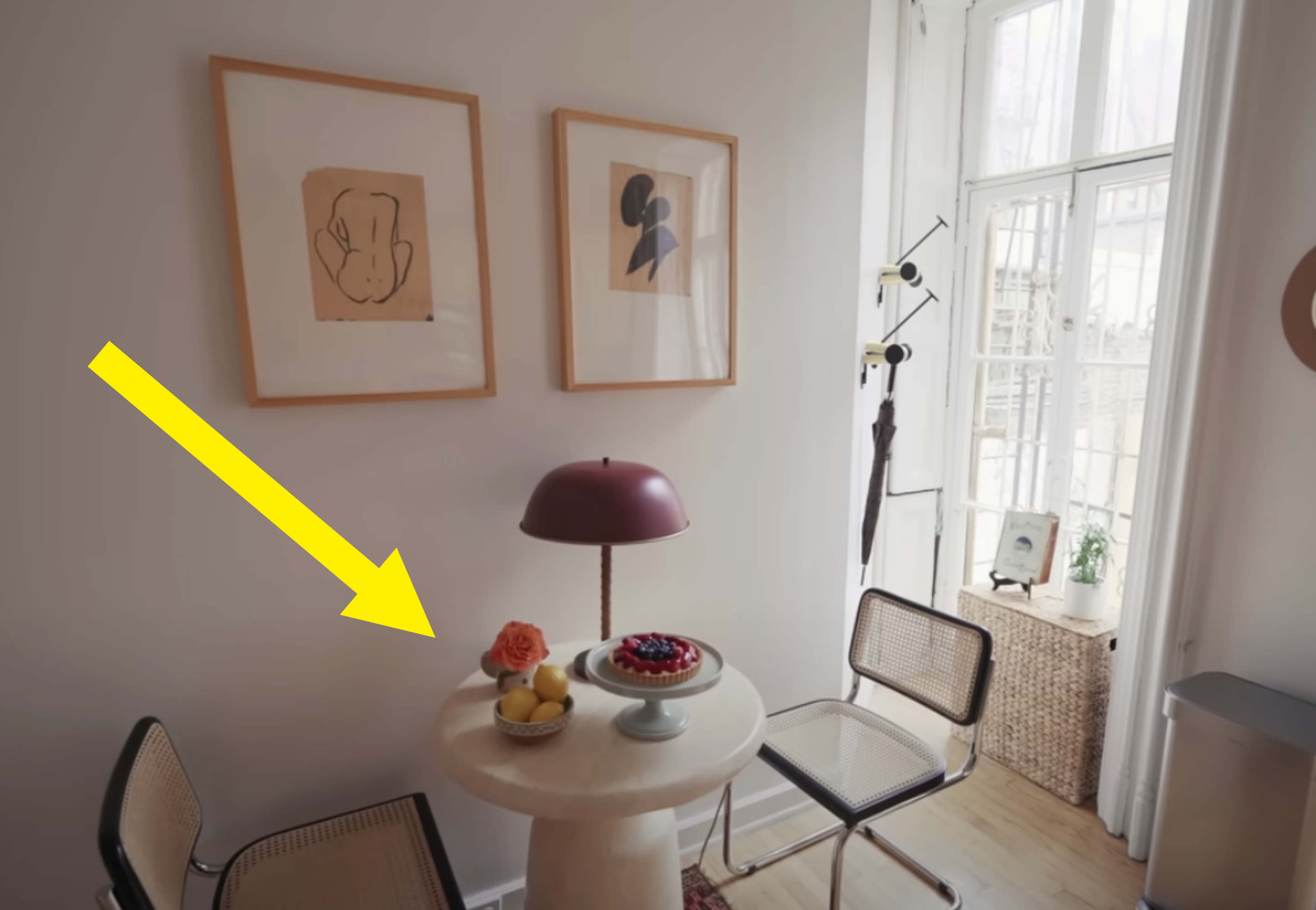 Arrow pointing to a bowl of lemons on a table in a well-designed rental kitchen
