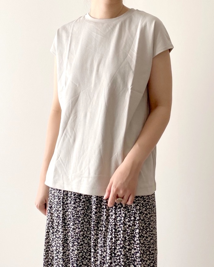 無印良品のおすすめファッションアイテム「スムース編みフレンチスリーブTシャツ」