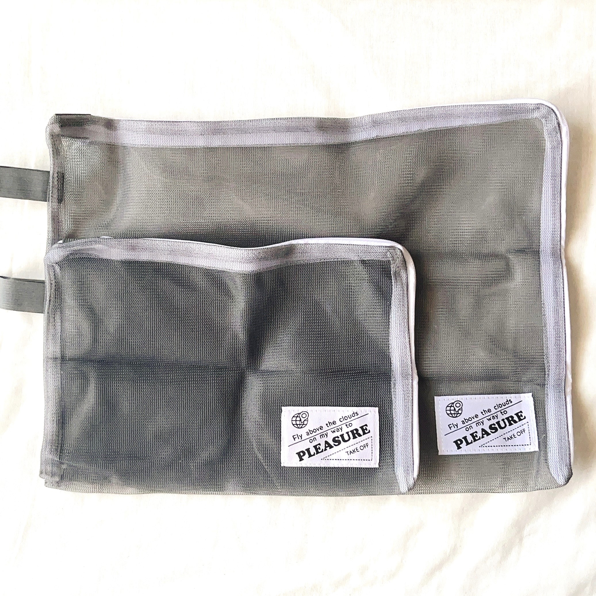 ダイソーのオススメのグッズ「旅する洗濯ネット(シングルメッシュ、L型、GY、2枚)」