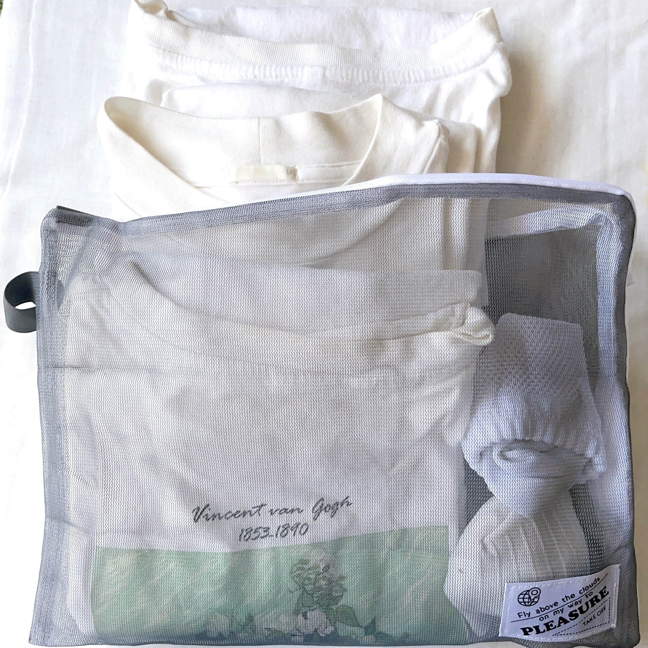 ダイソーのオススメのグッズ「旅する洗濯ネット(シングルメッシュ、L型、GY、2枚)」