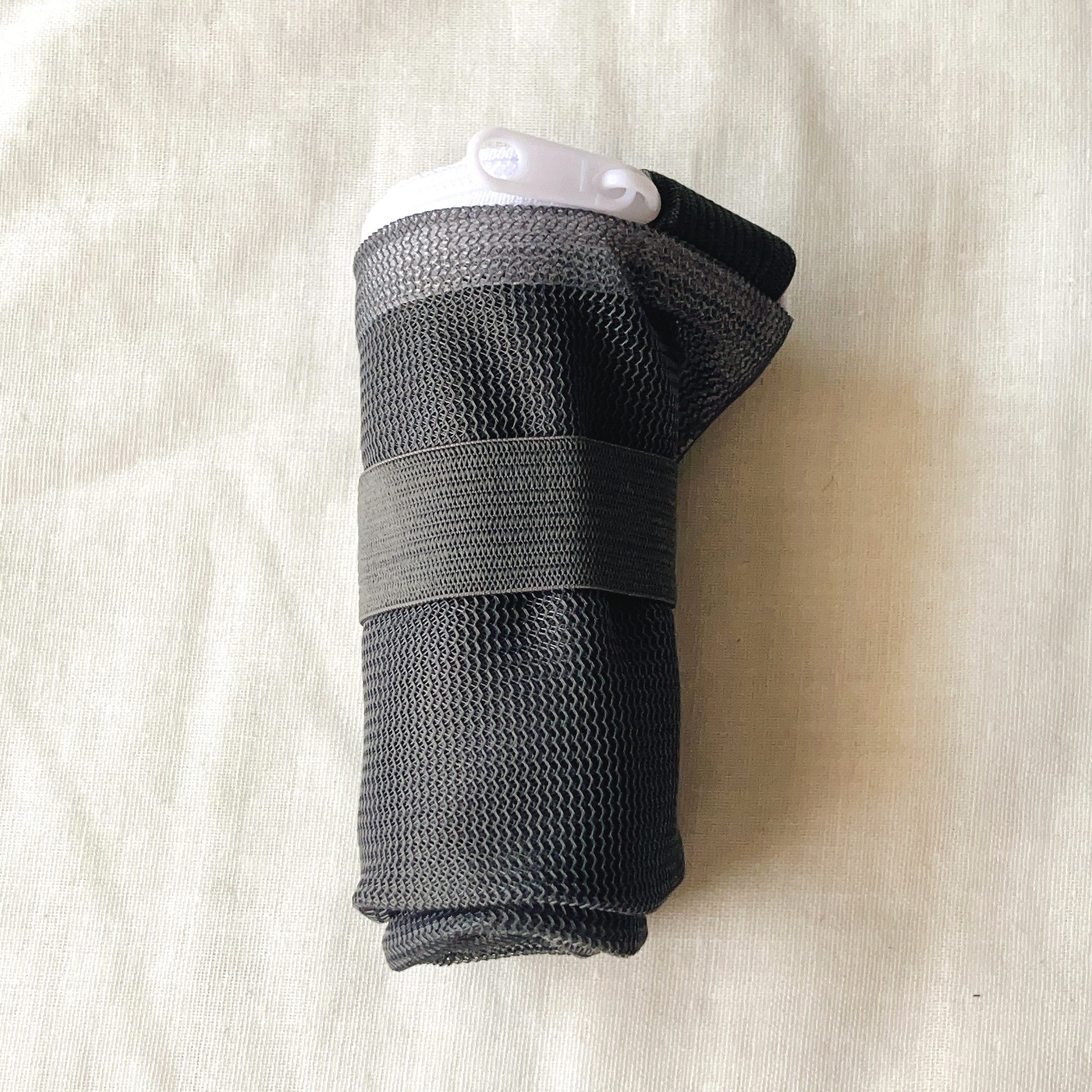 ダイソーのオススメのグッズ「旅する洗濯ネット(シングルメッシュ、L型、GY、2枚)」