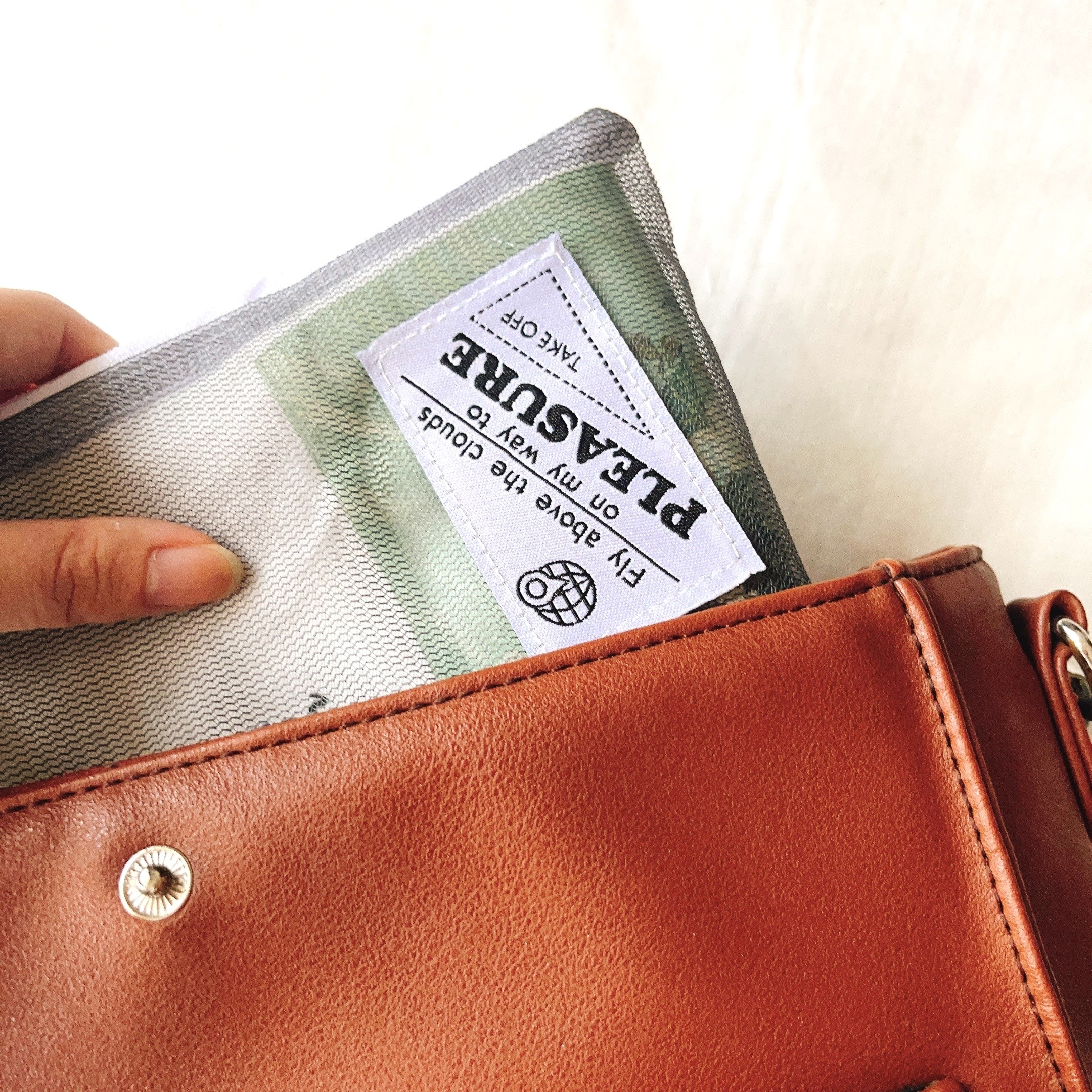 ダイソーのオススメのグッズ「旅する洗濯ネット(シングルメッシュ、L型、GY、2枚)」