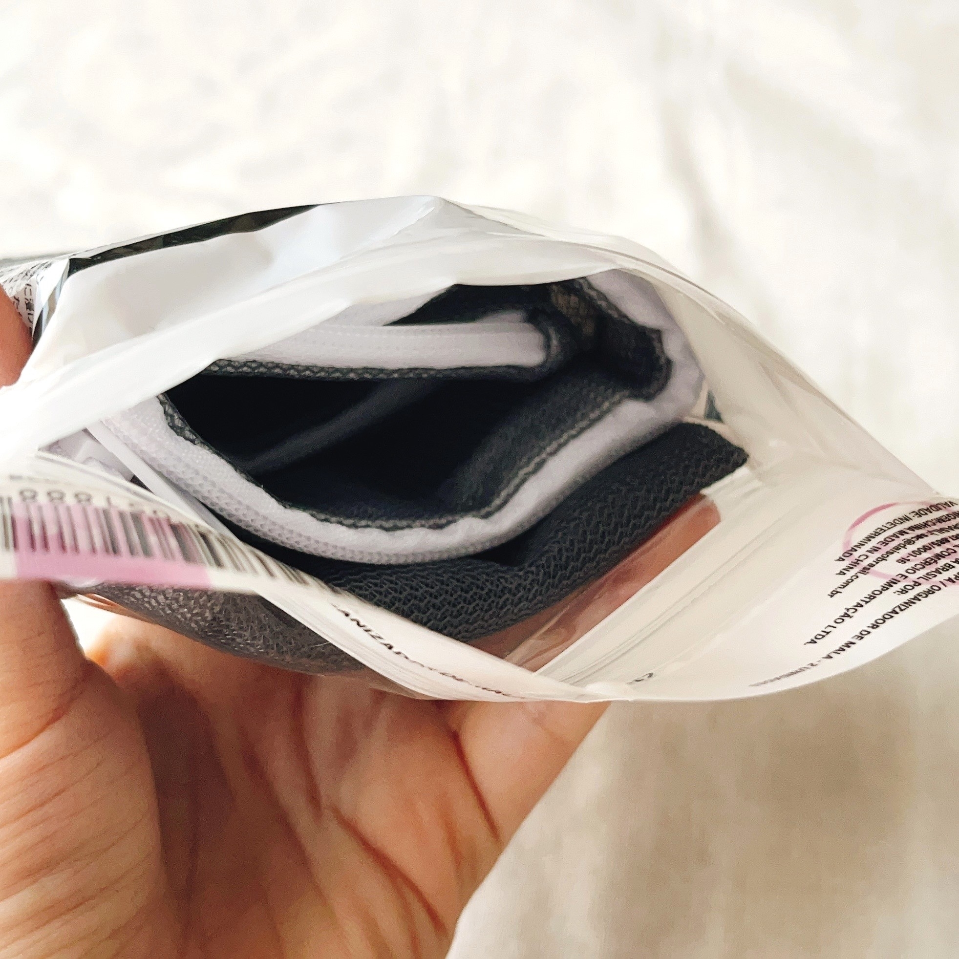 ダイソーのオススメのグッズ「旅する洗濯ネット(シングルメッシュ、L型、GY、2枚)」