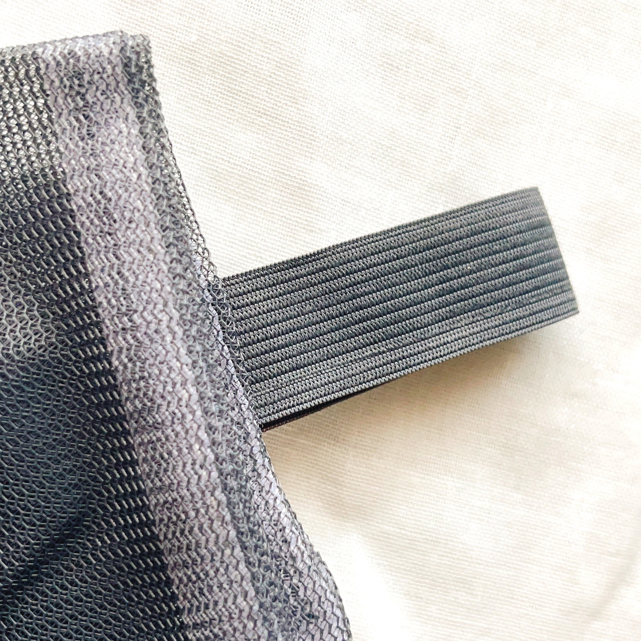 ダイソーのオススメのグッズ「旅する洗濯ネット(シングルメッシュ、L型、GY、2枚)」