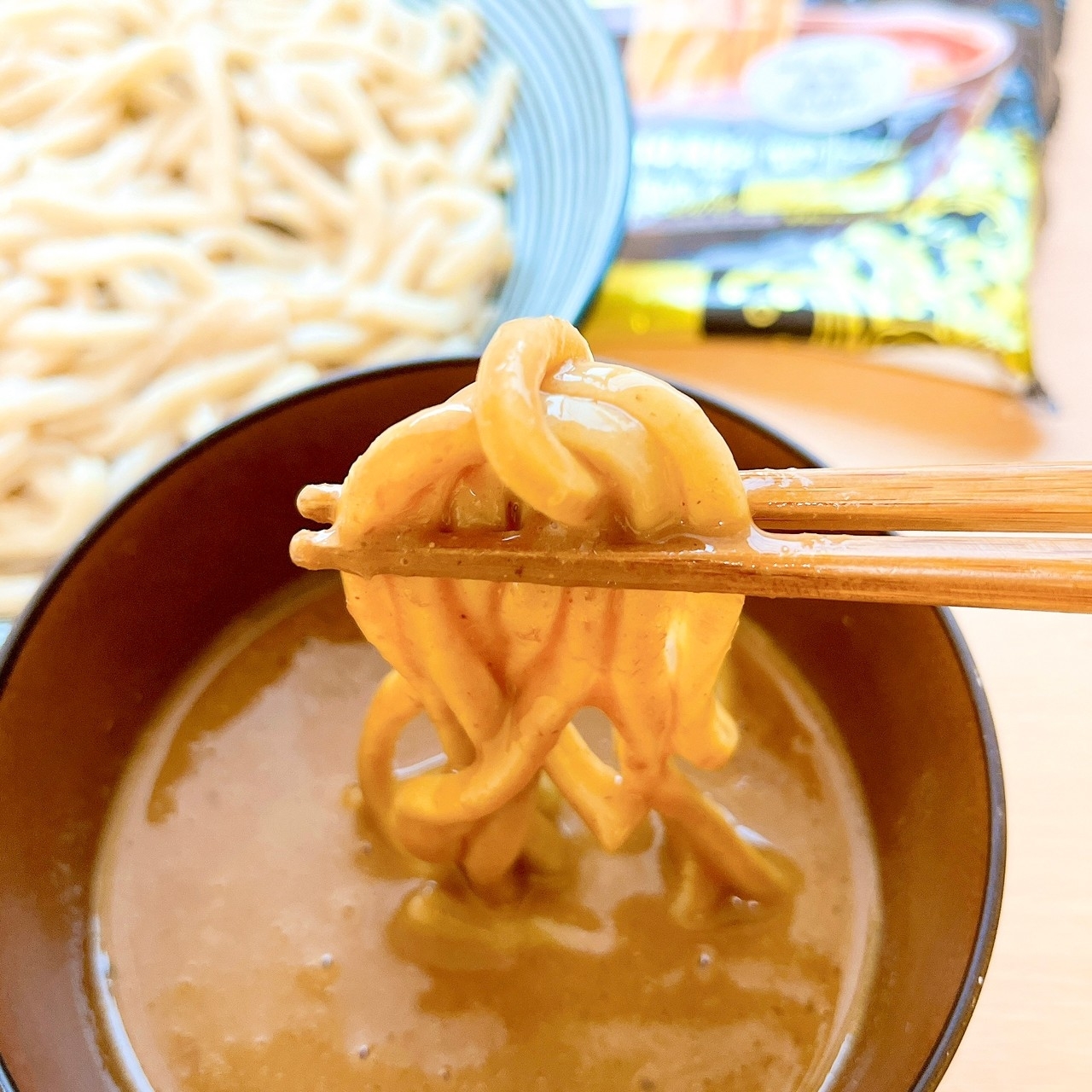 セブン-イレブンのオススメのつけ麺「7プレミアムゴールド 金の濃厚つけめん」