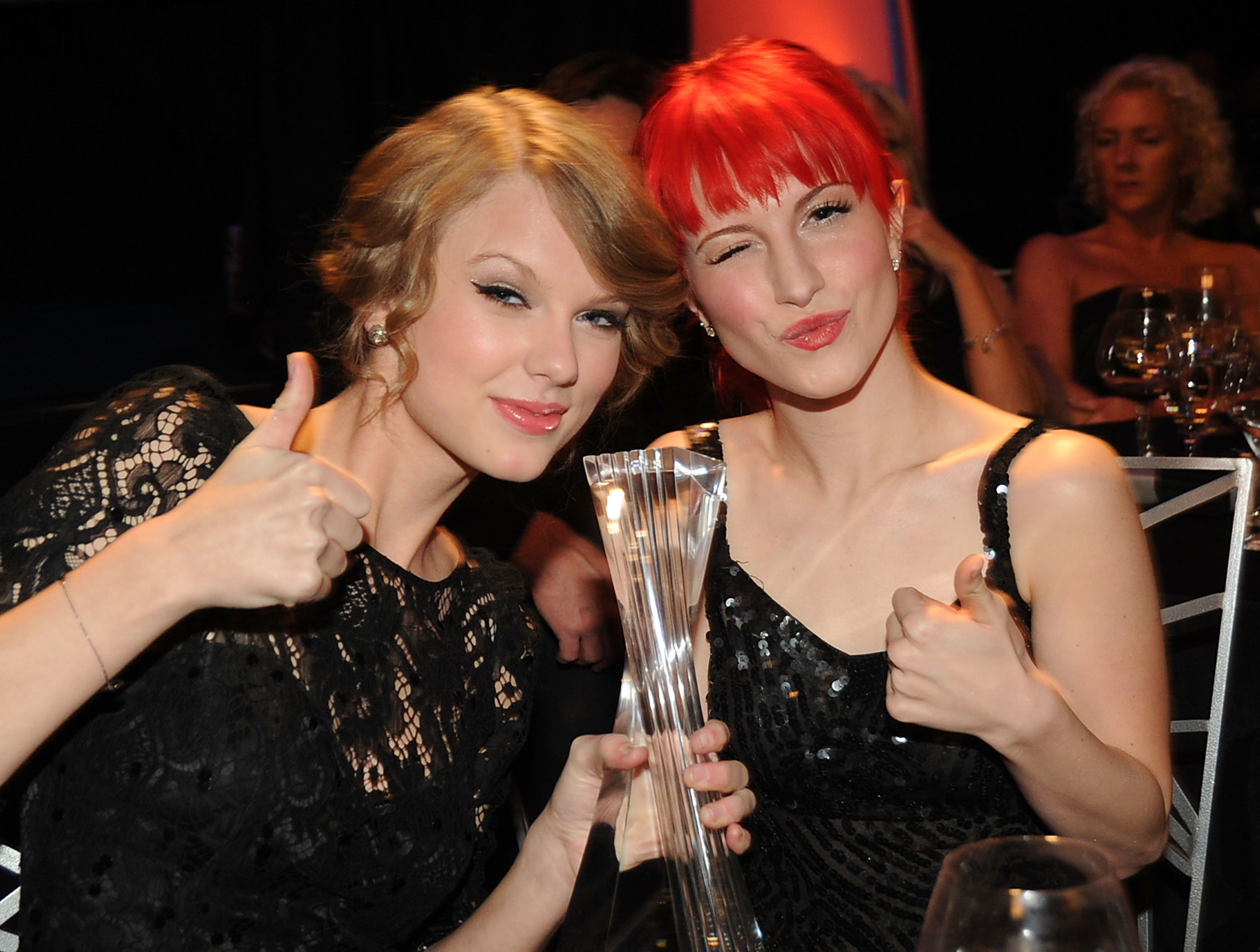 Taylor Swift and Hayley Williams giving the thumbs up