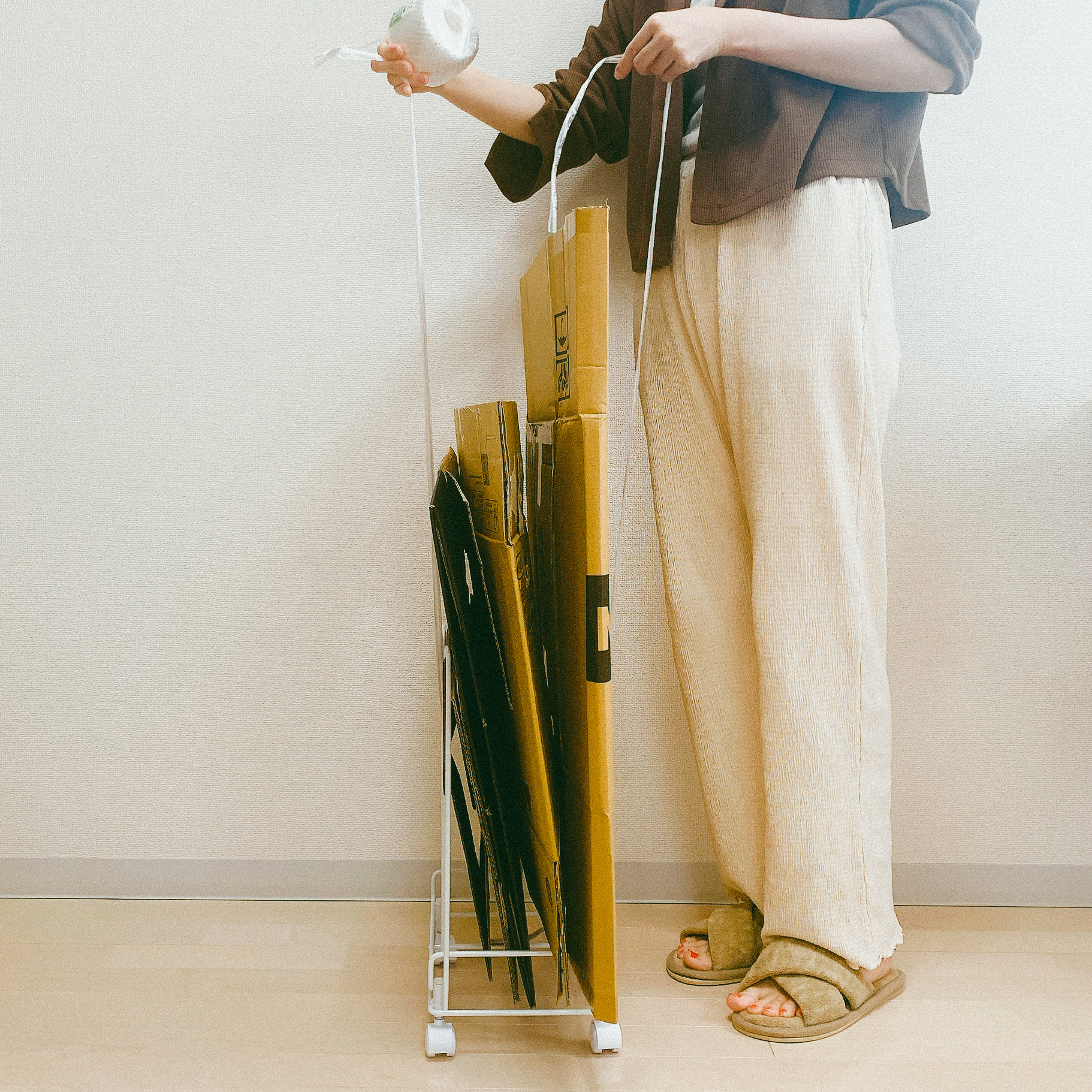 ニトリのおすすめの便利アイテム「段ボールストッカー（そのまま結束できるキャスター付 WH）」