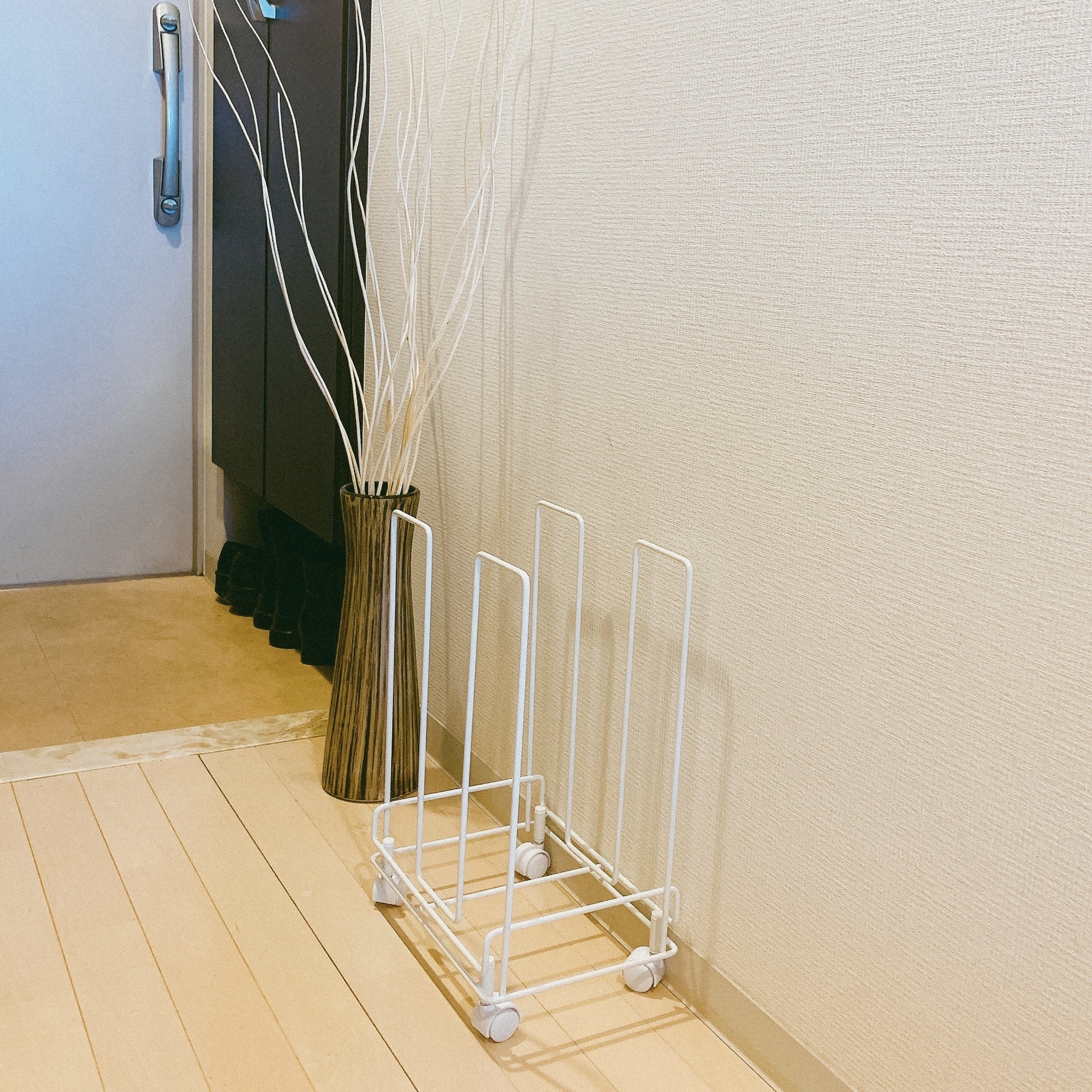 ニトリのおすすめの便利アイテム「段ボールストッカー（そのまま結束できるキャスター付 WH）」