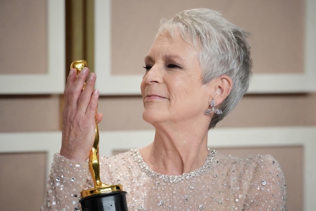 Jamie Lee Curtis holding her Oscar statue