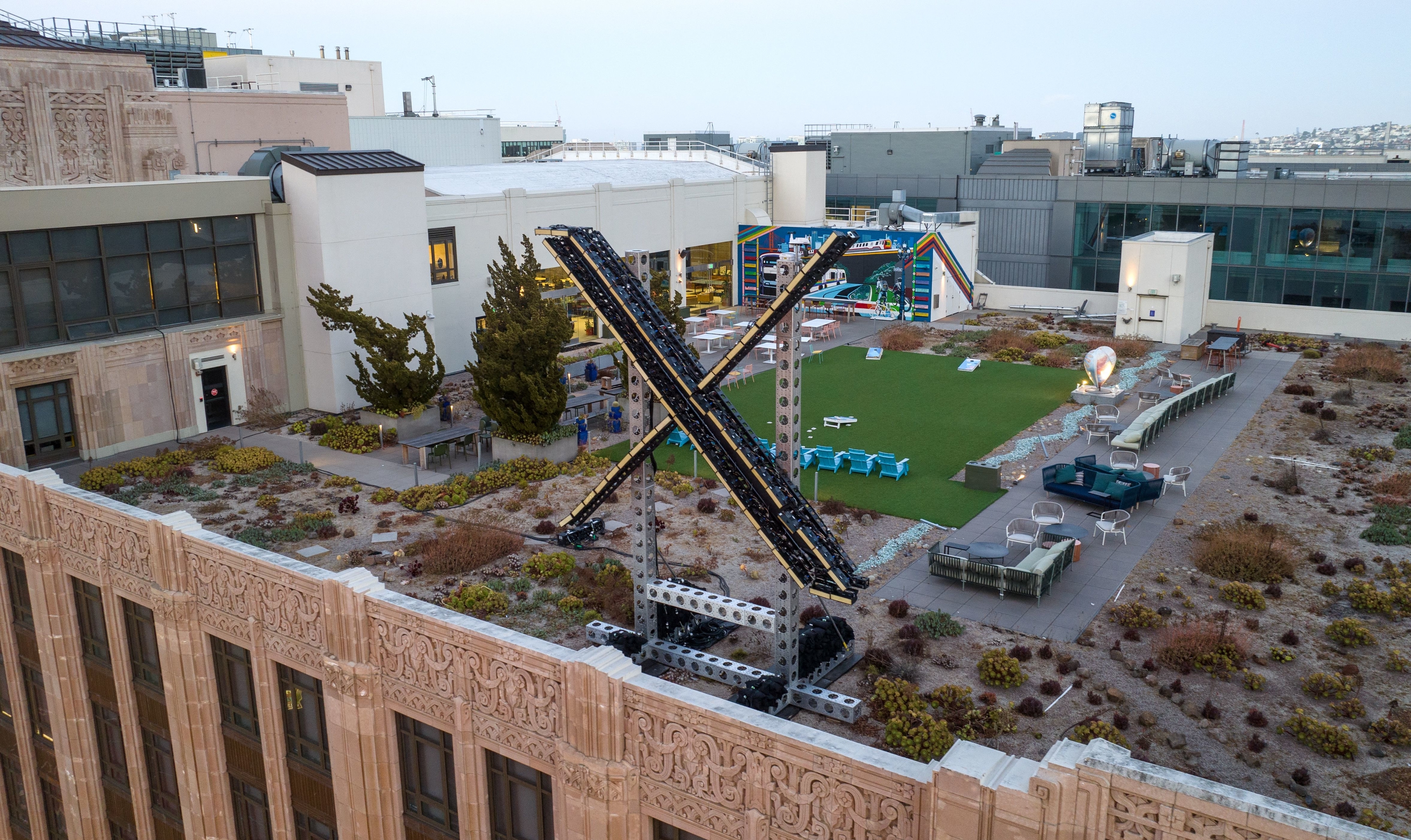 A giant X on top of Twitter&#x27;s headquarters