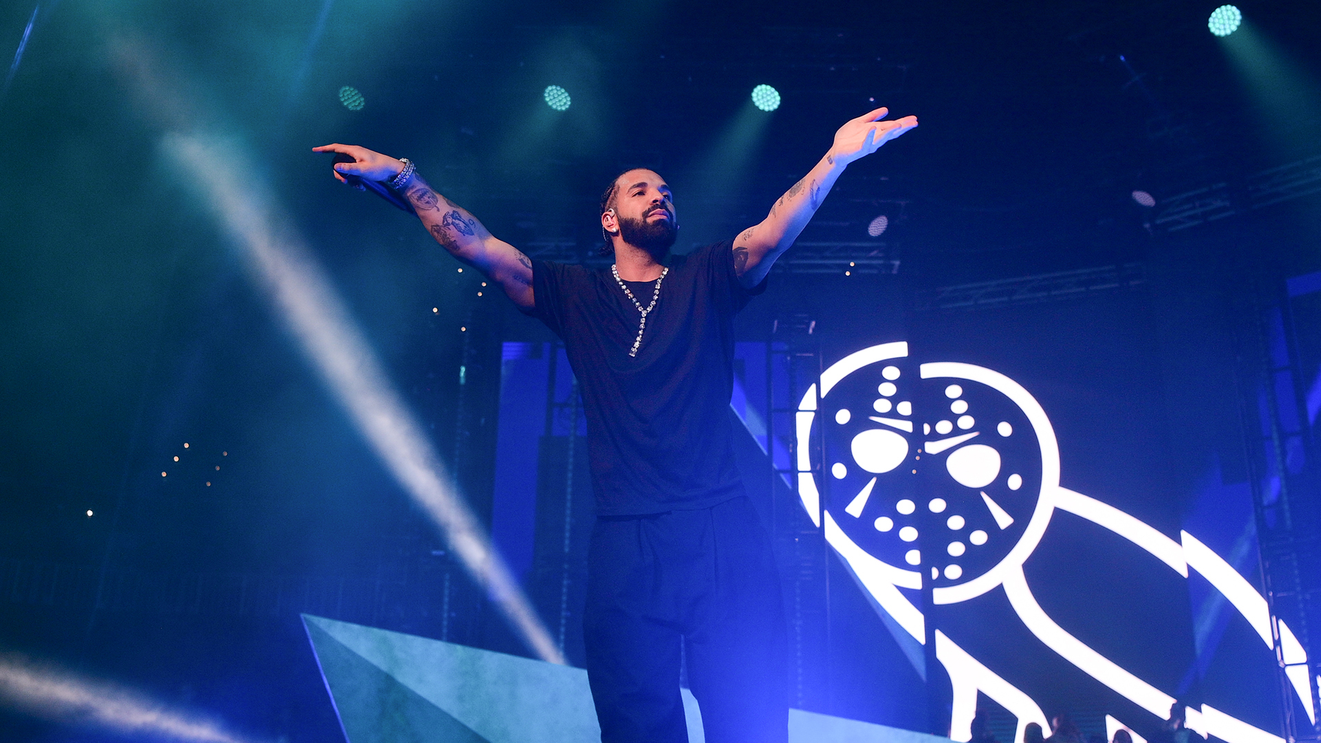 Watch Drake React After 36L Bra Thrown on Stage