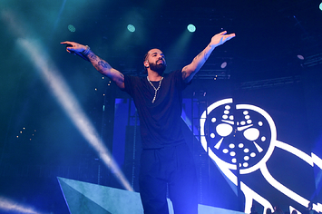 Gang, the women are STILL throwing Bras to #Drake on stage during