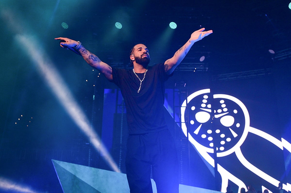 Watch Drake React After 36L Bra Thrown on Stage