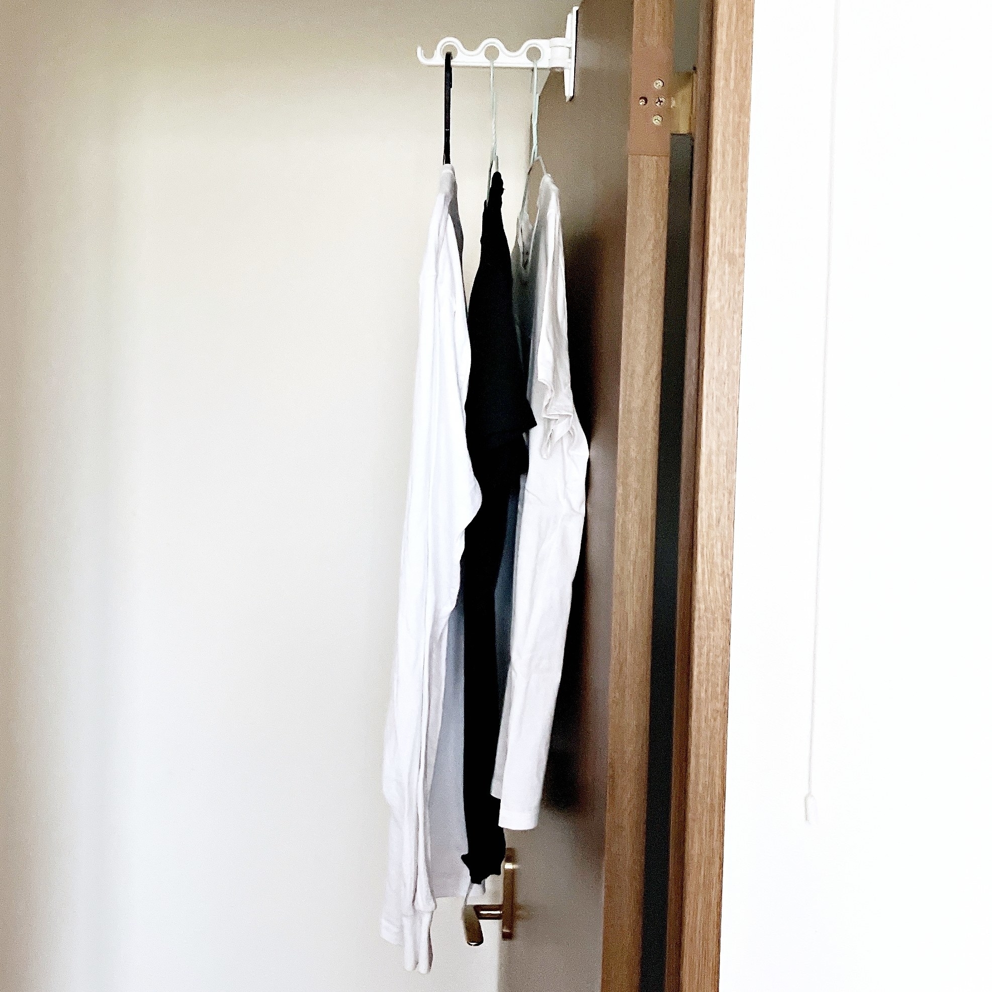 DAISO(ダイソー)のオススメの便利グッズ「ドア・タンス・引き出し de 室内干し」