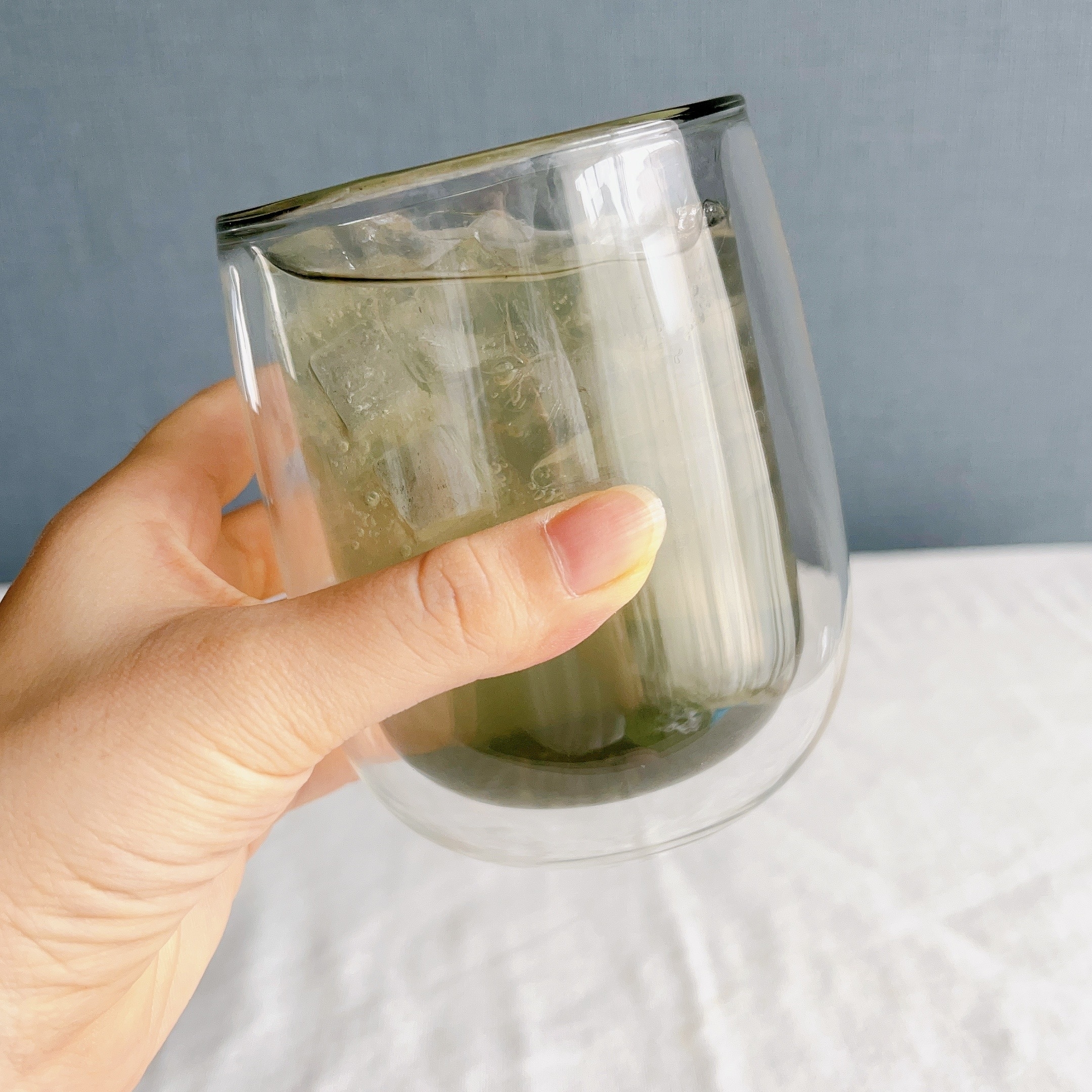 ダイソーのオススメのグッズ「ダブルウォールグラス（丸型、グレー、300mL）」