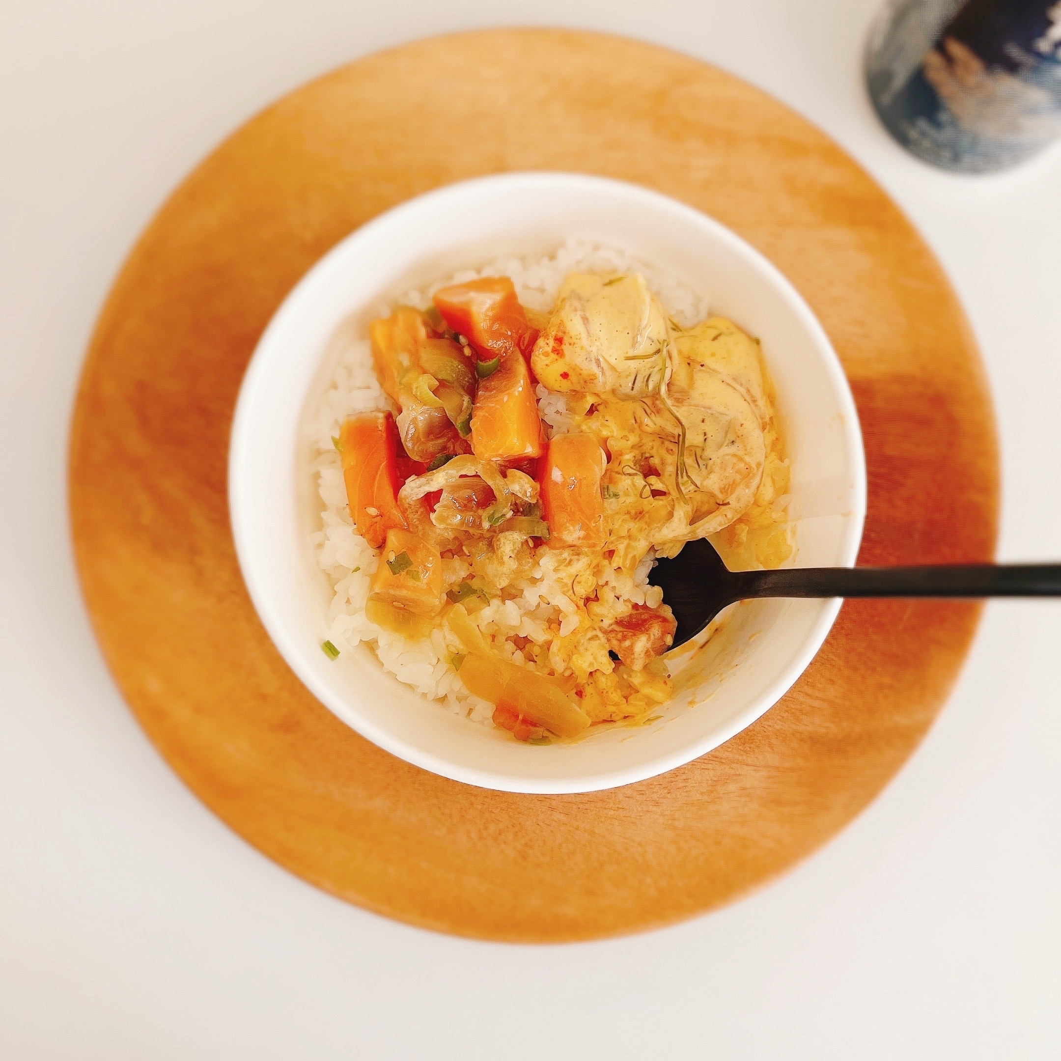 セブン‐イレブンの美食の祭典「サーモンポキ丼 ごま油醤油・スパイシーマヨ」