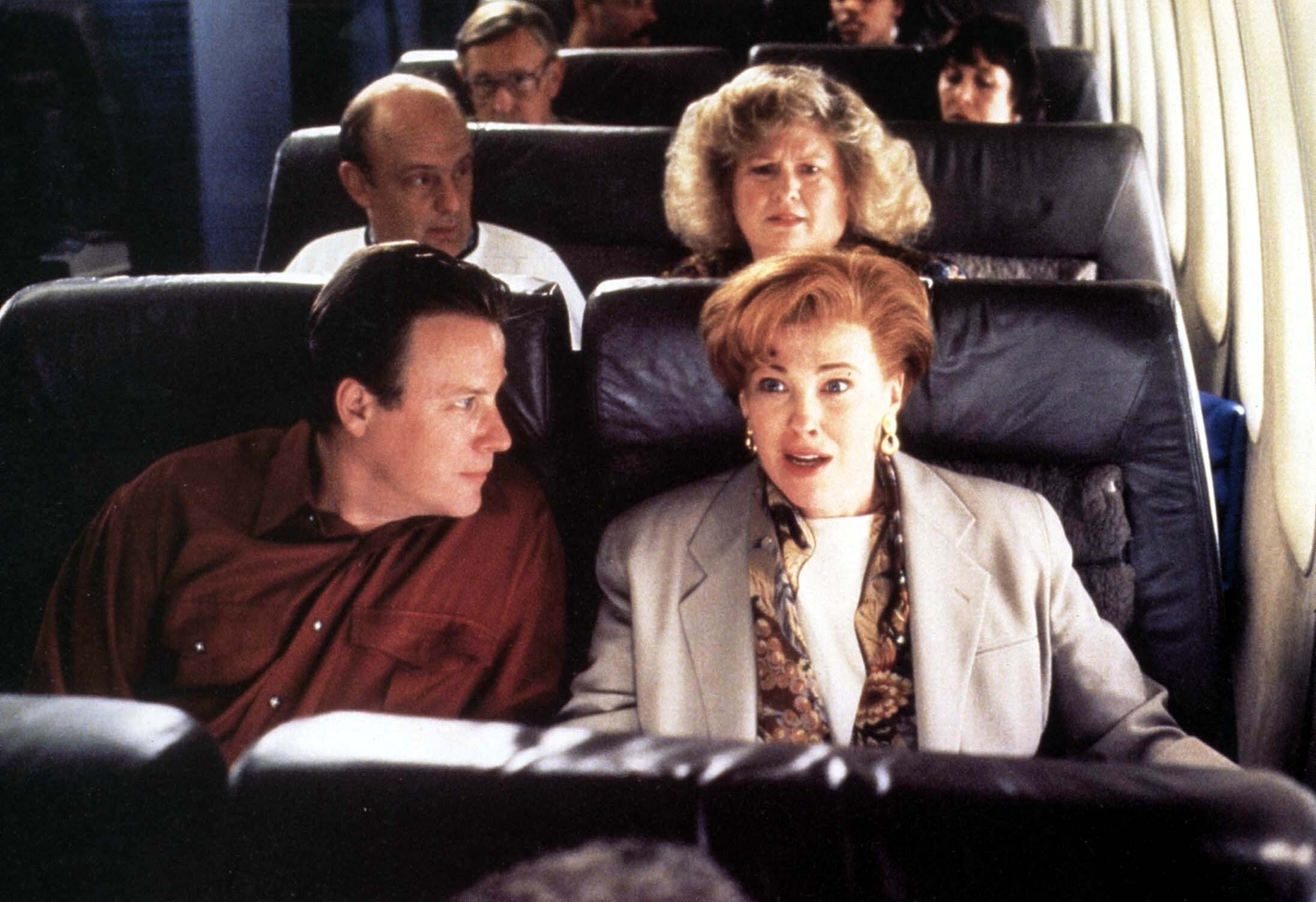 John Heard and Catherine O&#x27;Hara in Home Alone sitting on a plane