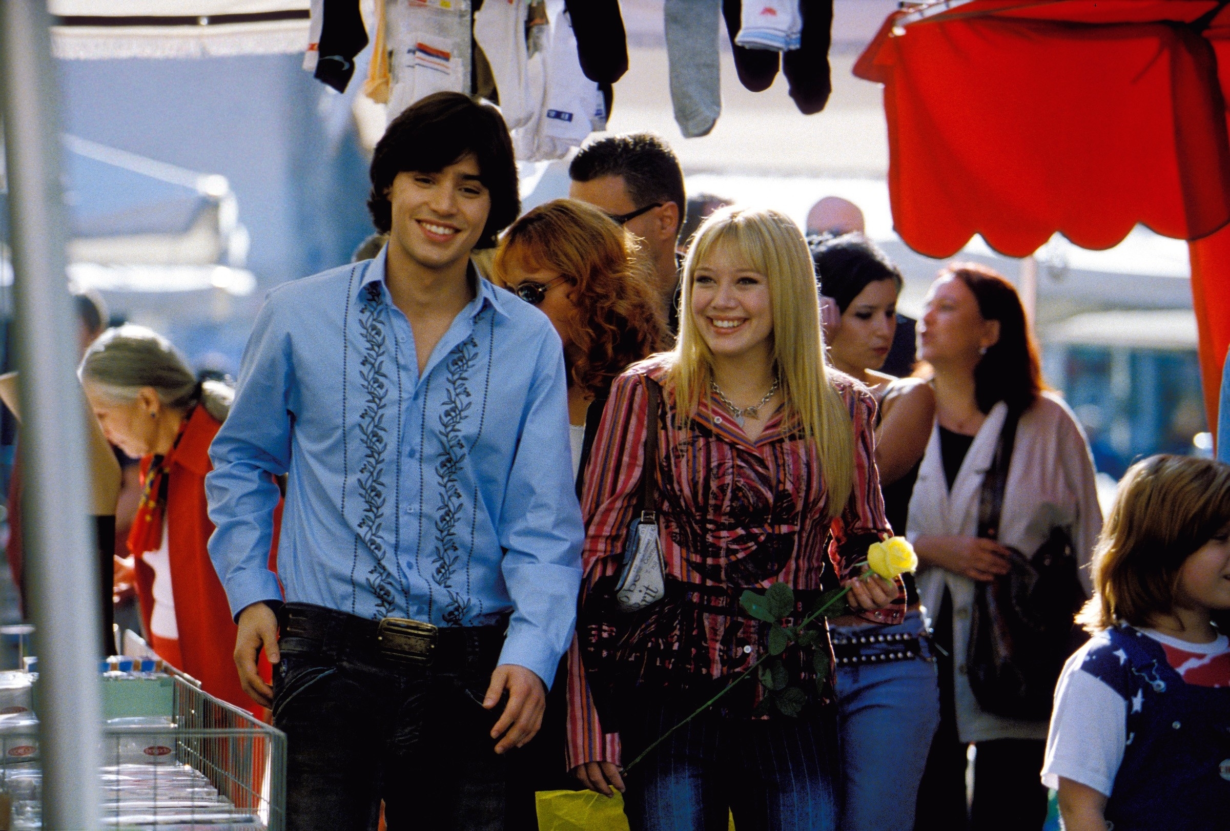 Yani Gellman and Hilary Duff walking together in The Lizzie McGuire Movie