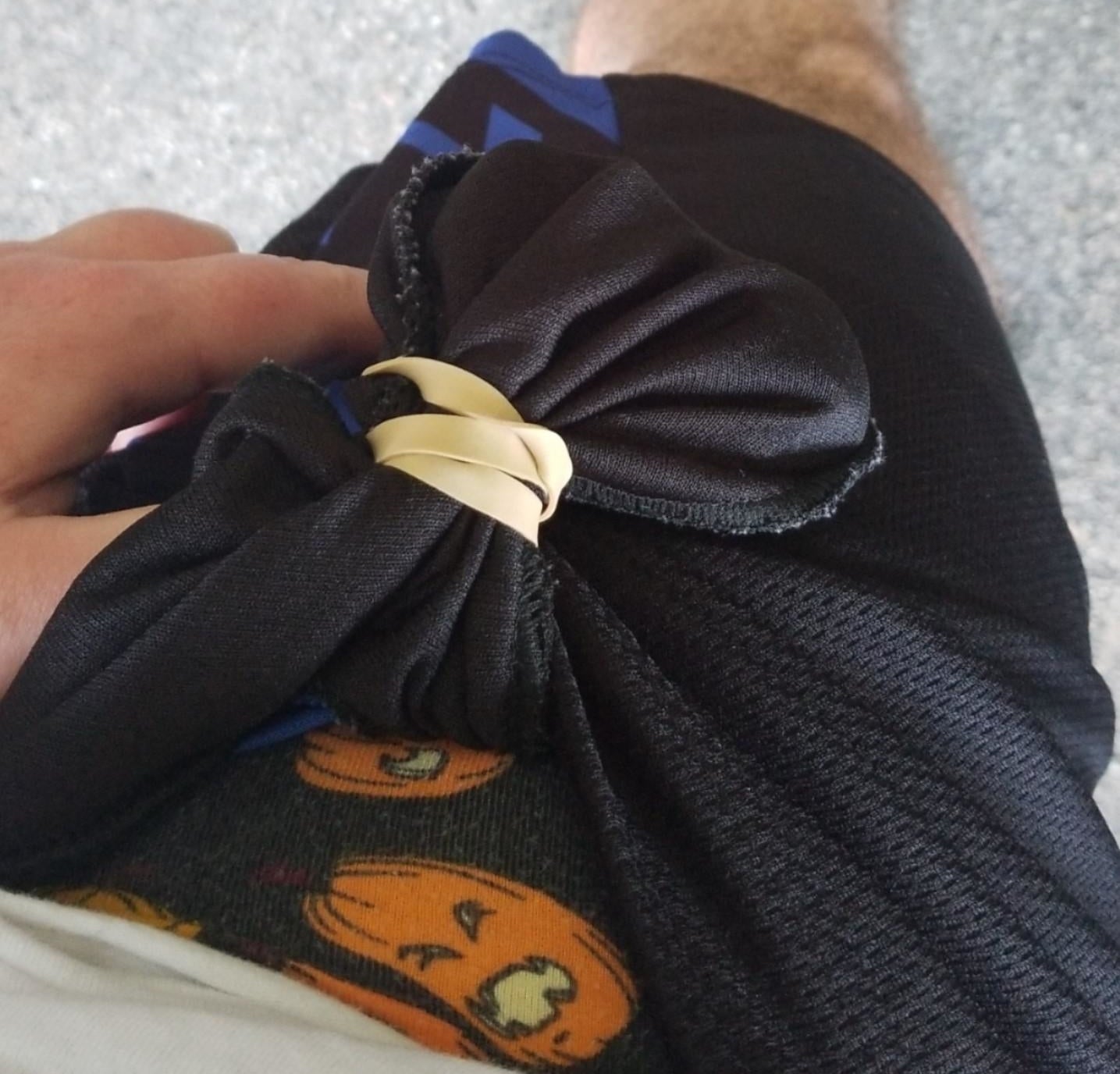 A rubber band on someone&#x27;s pocket