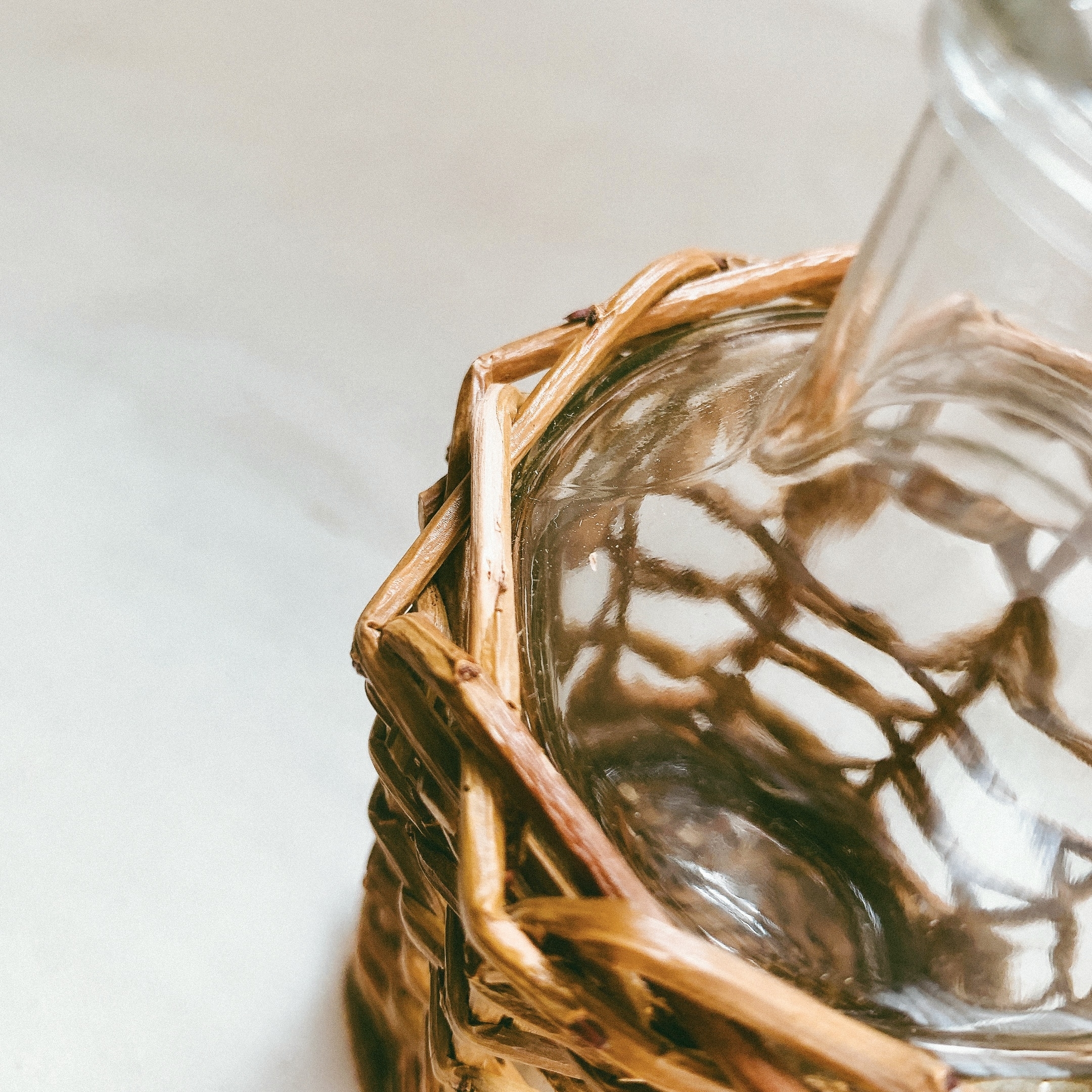 ニトリのおすすめのインテリア「カゴ編みフラワーベース ACM ミニボトル （Living in Comfort）」