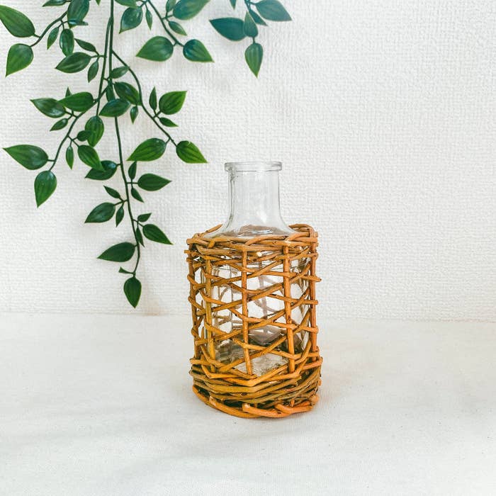 ニトリのおすすめのインテリア「カゴ編みフラワーベース ACM ミニボトル （Living in Comfort）」