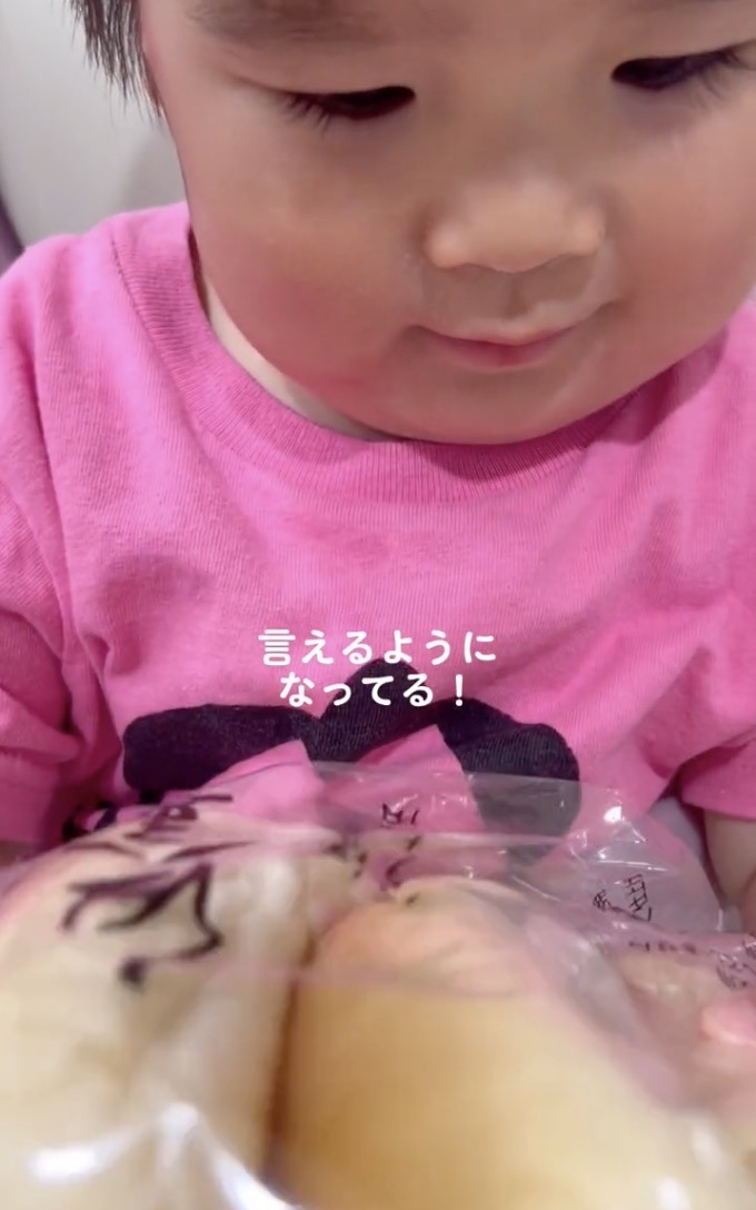 こっこっ…」“ある言葉”が言えなくて、自分で笑ってしまう2歳児の動画が
