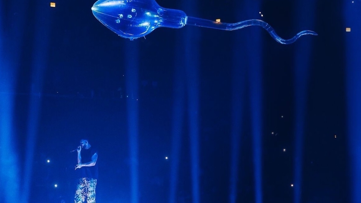 Drake Incorporates Sperm Visuals in Chicago Tour Opener | Complex