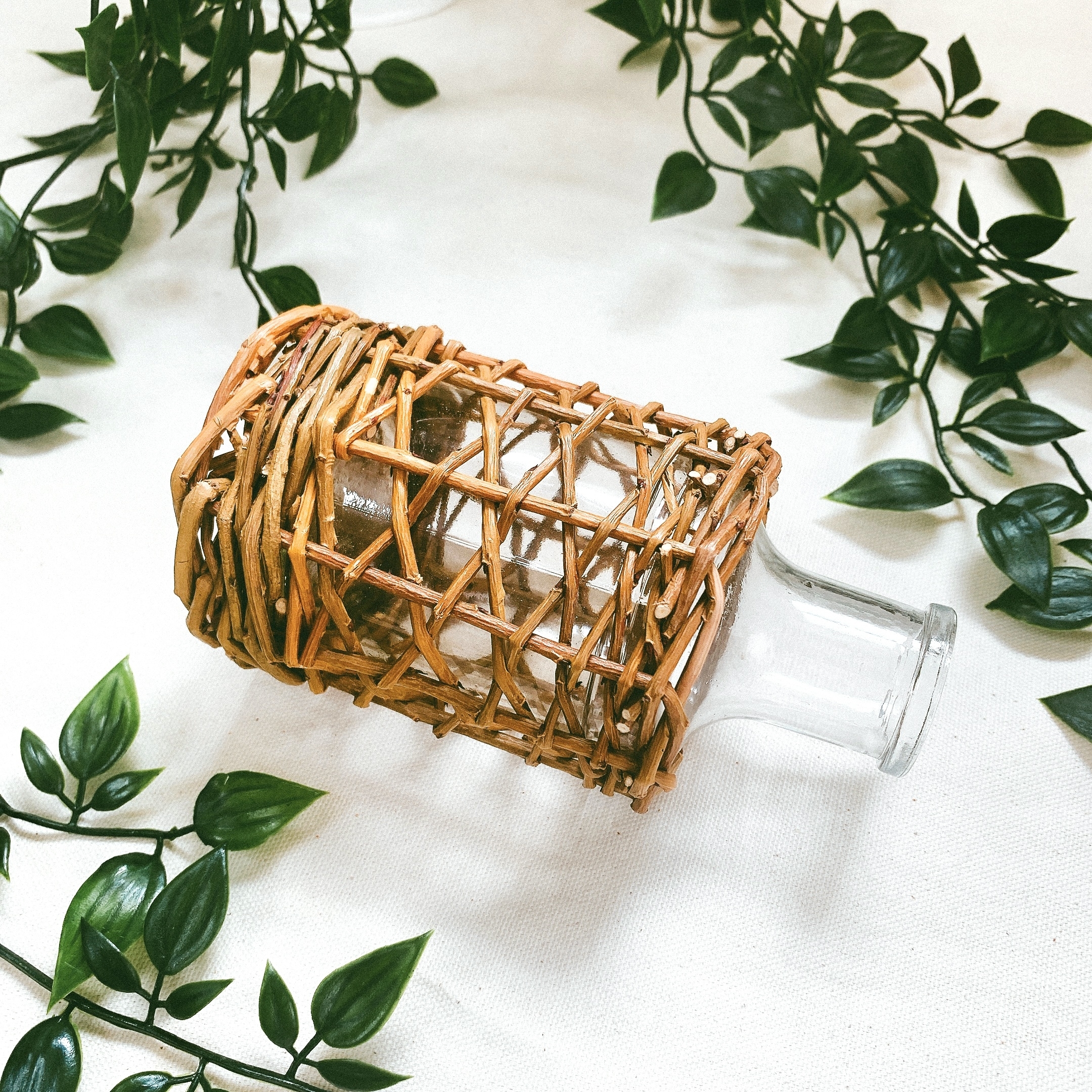 ニトリのおすすめのインテリア「カゴ編みフラワーベース ACM ミニボトル (Living in Comfort)」