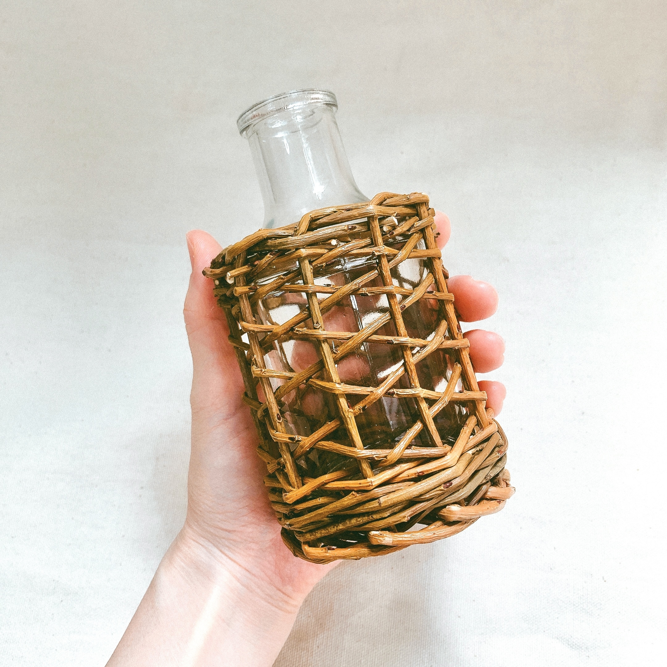 ニトリのおすすめのインテリア「カゴ編みフラワーベース ACM ミニボトル (Living in Comfort)」