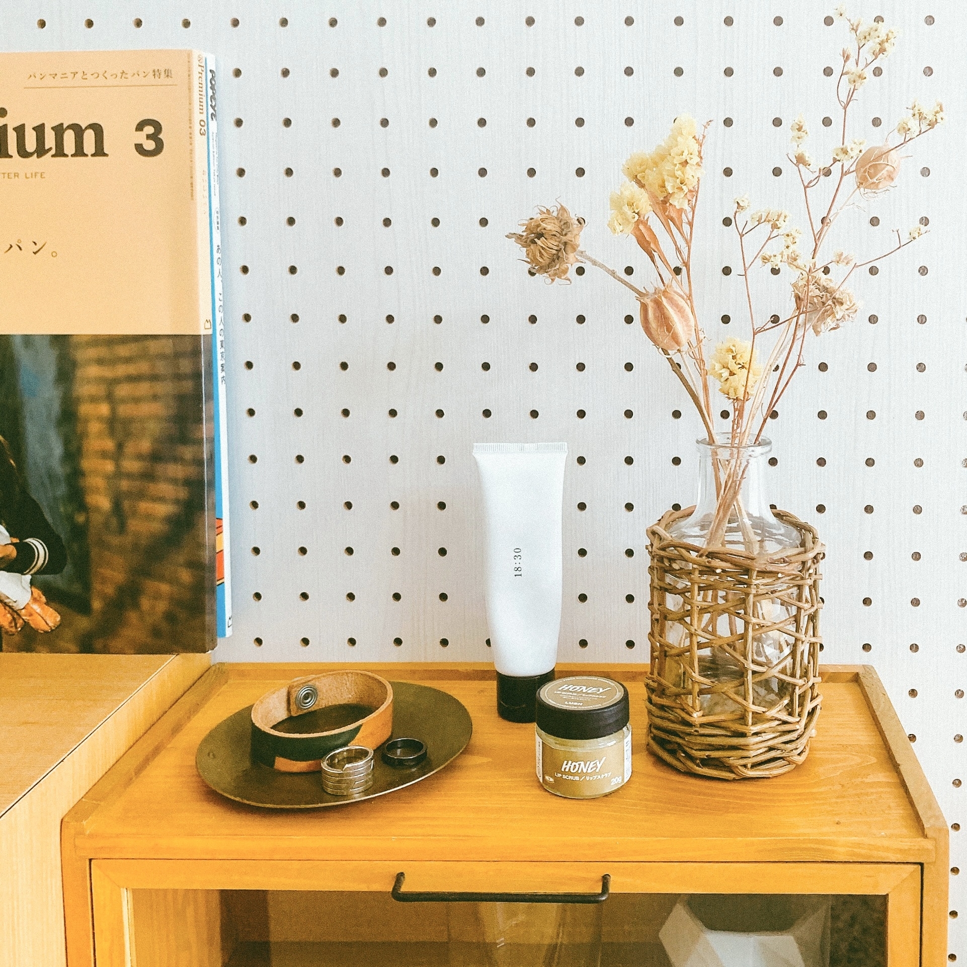 ニトリのおすすめのインテリア「カゴ編みフラワーベース ACM ミニボトル (Living in Comfort)」