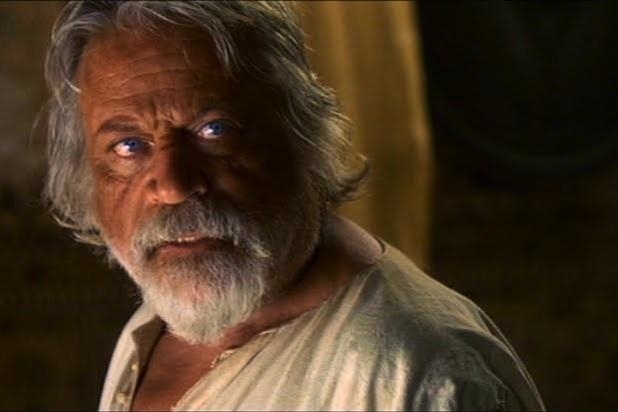 Reed in a simple roman-era gown and long shaggy hair and beard in Gladiator