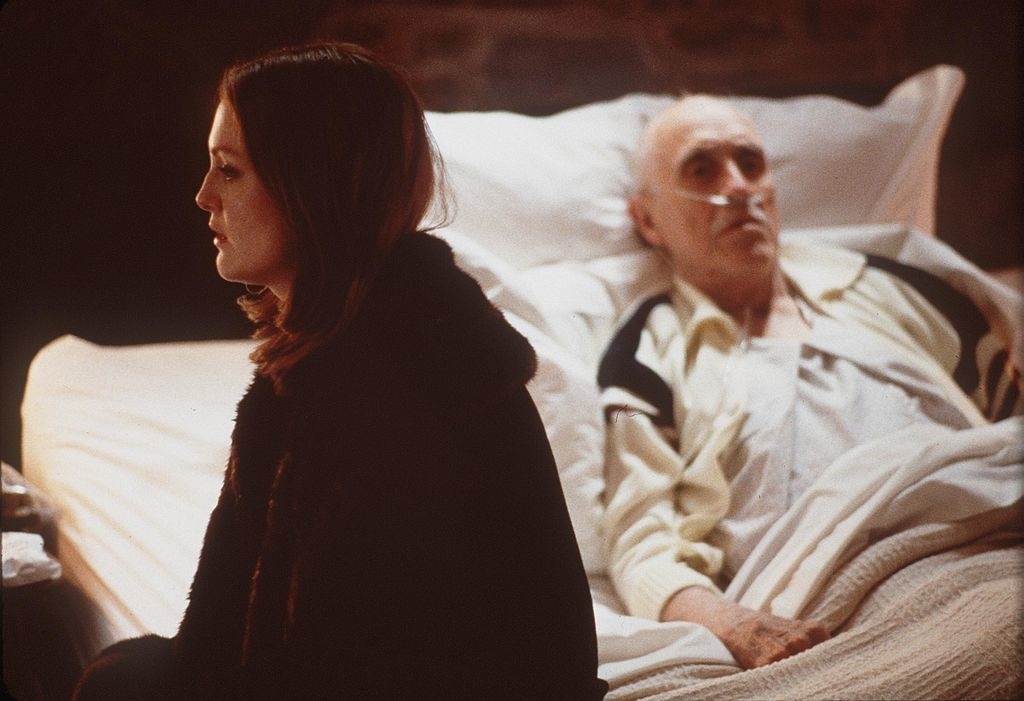 Julianne Moore sitting on the edge of Robards&#x27; hospital bed in Magnolia