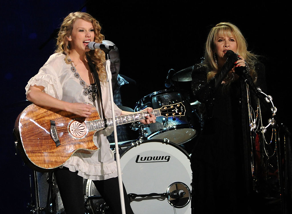 taylor and stevie nicks on stage