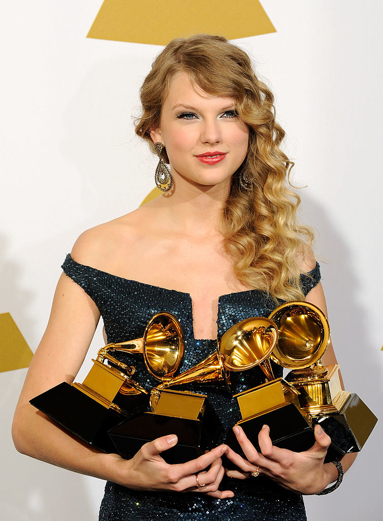 taylor holding her Grammys backstage