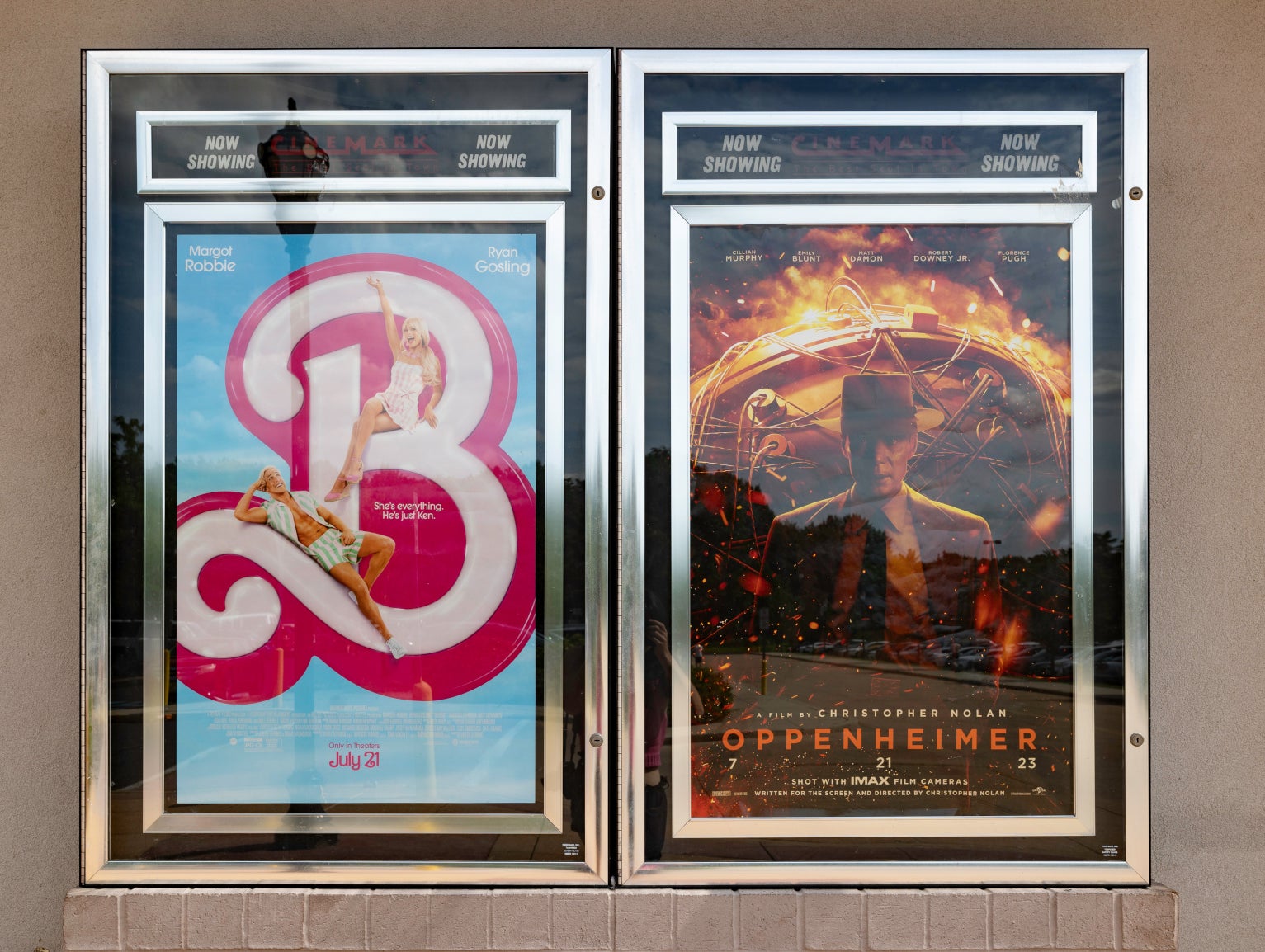 アメリカ・ニュージャージー州の映画館で並んで掲示された『バービー』と『オッペンハイマー』の映画ポスター