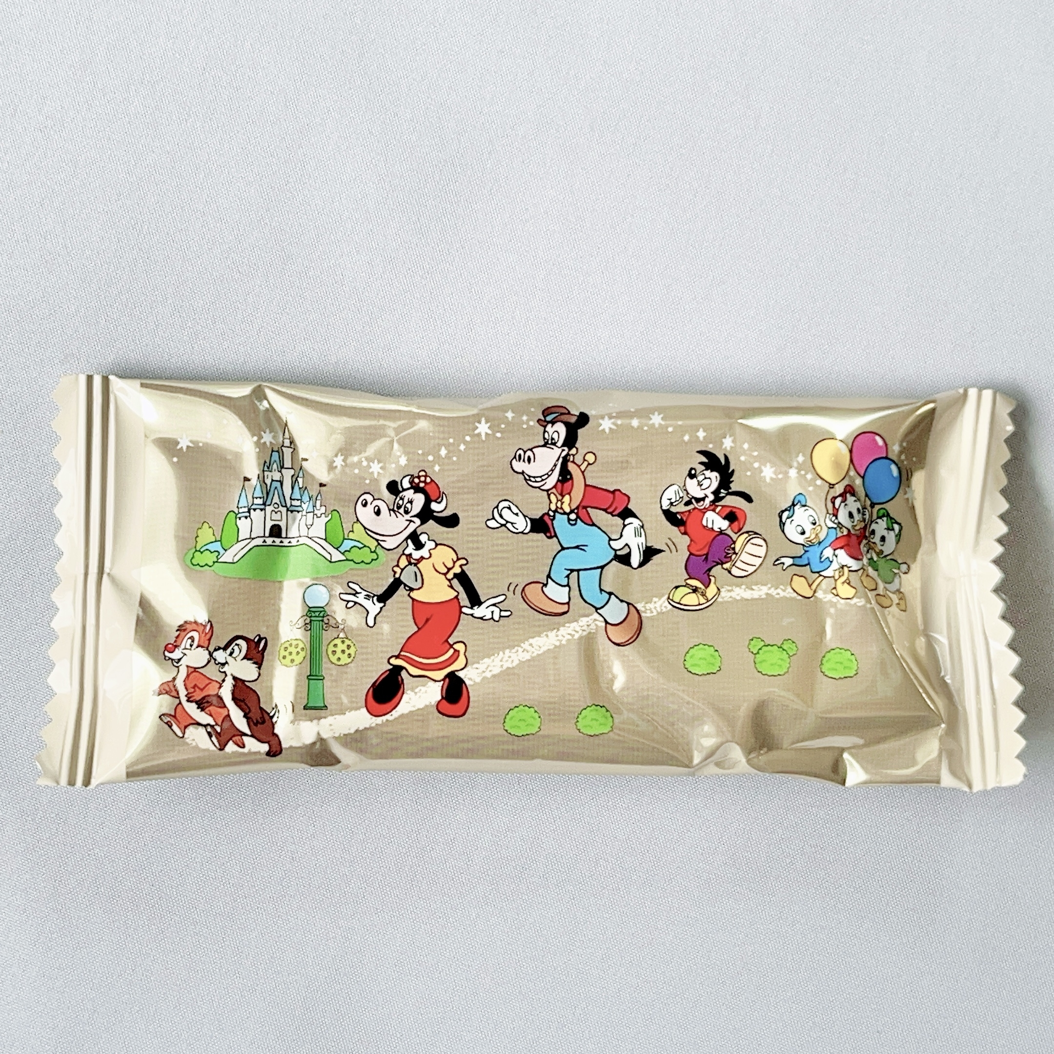 ディズニーお土産】1秒で買うって決めた！キャラが大集合した「激かわお菓子缶」見てるだけで楽しくなるの！