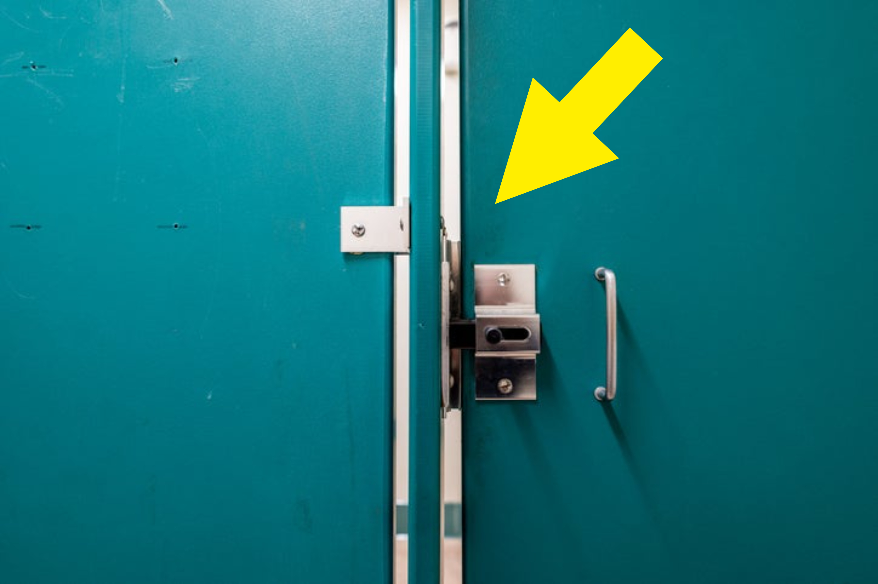 A gap in a bathroom stall door