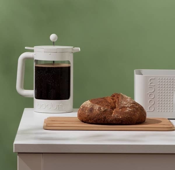 the cold brew maker in white