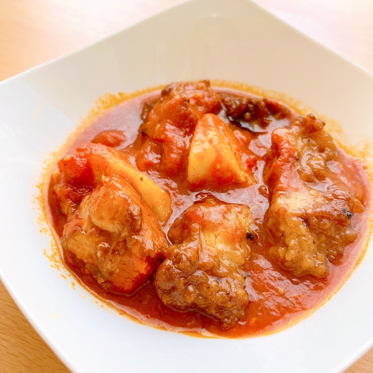 LAWSON(ローソン)のオススメのおかず「鶏肉のガーリックトマト煮」