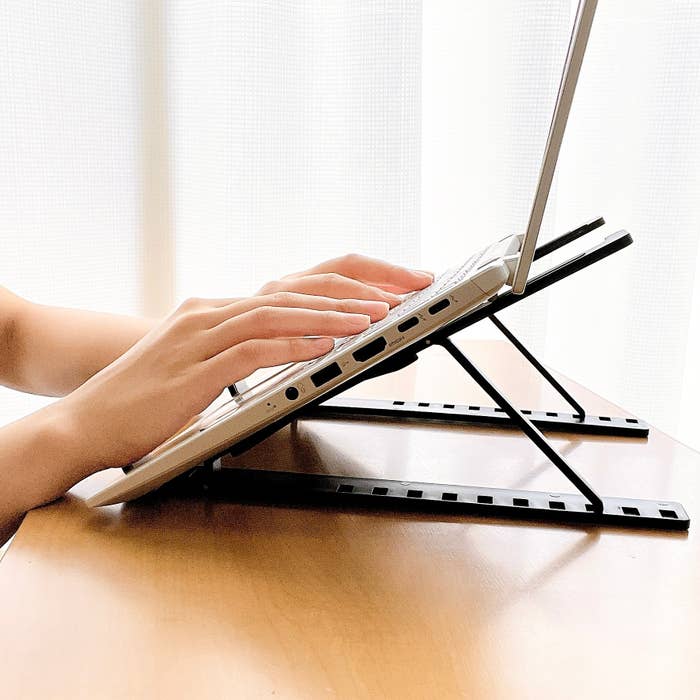 DAISO(ダイソー)のオススメの便利グッズ「折りたたみ式 PC・タブレットスタンド」