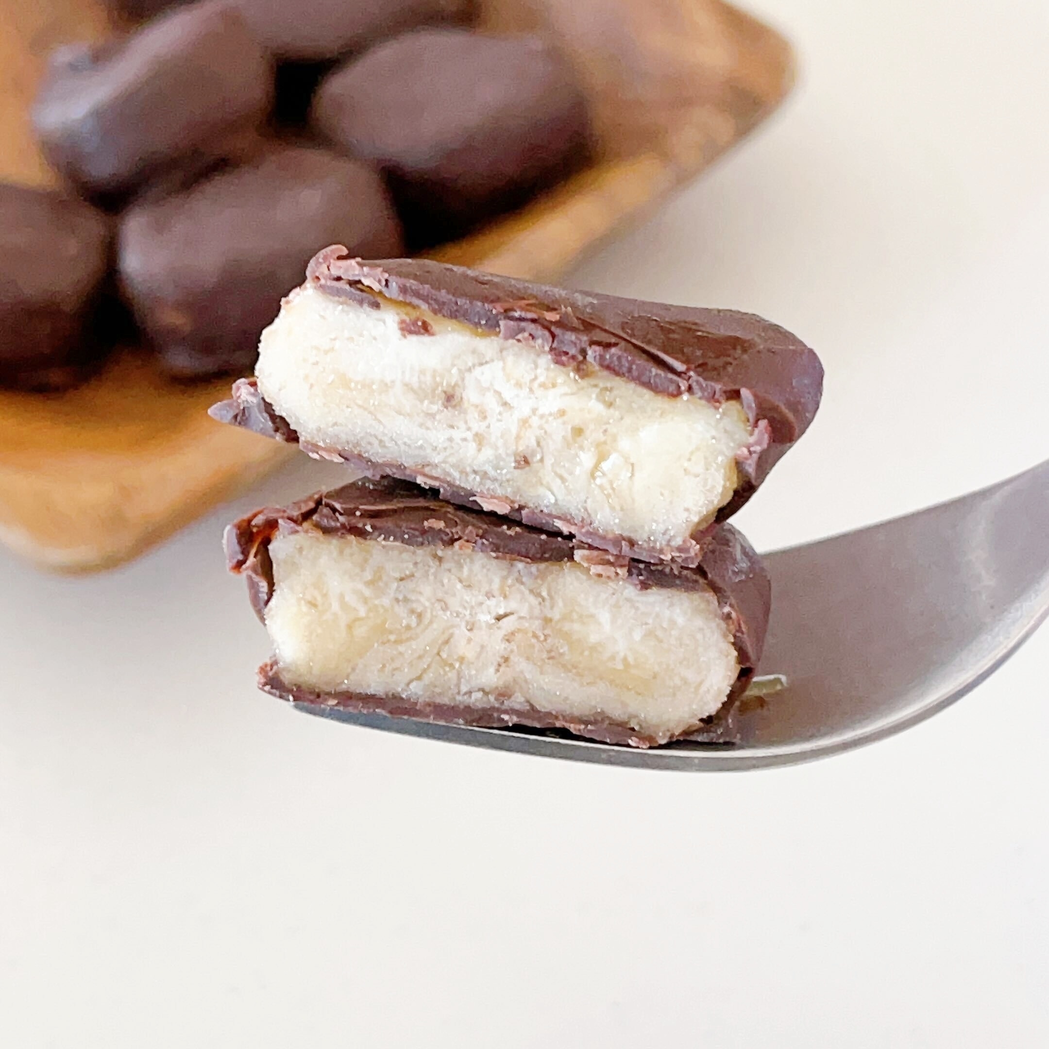 セブン-イレブンのオススメの冷凍フルーツ「フローズン チョコバナナ」「フローズン チョコブルーベリー」