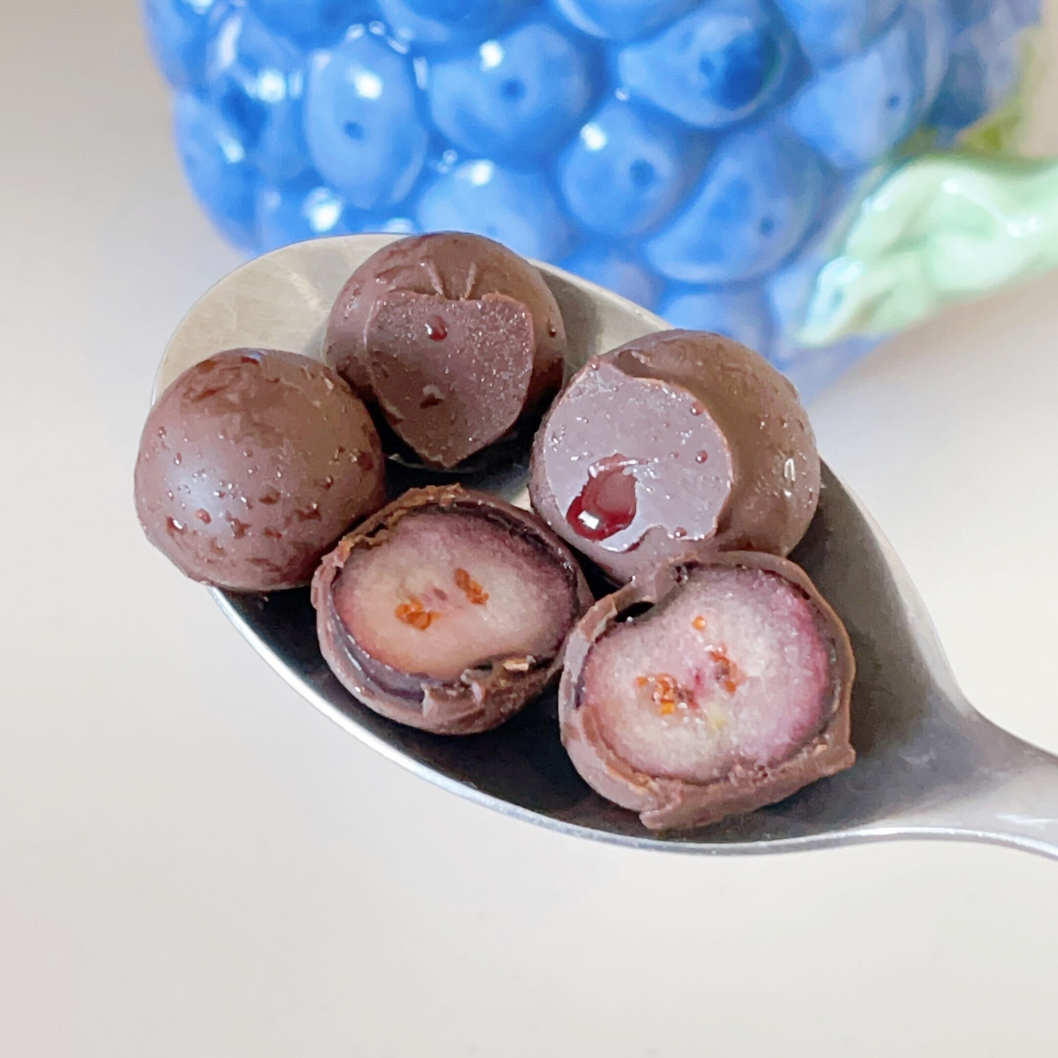 セブン-イレブンのオススメの冷凍フルーツ「フローズン チョコバナナ」「フローズン チョコブルーベリー」