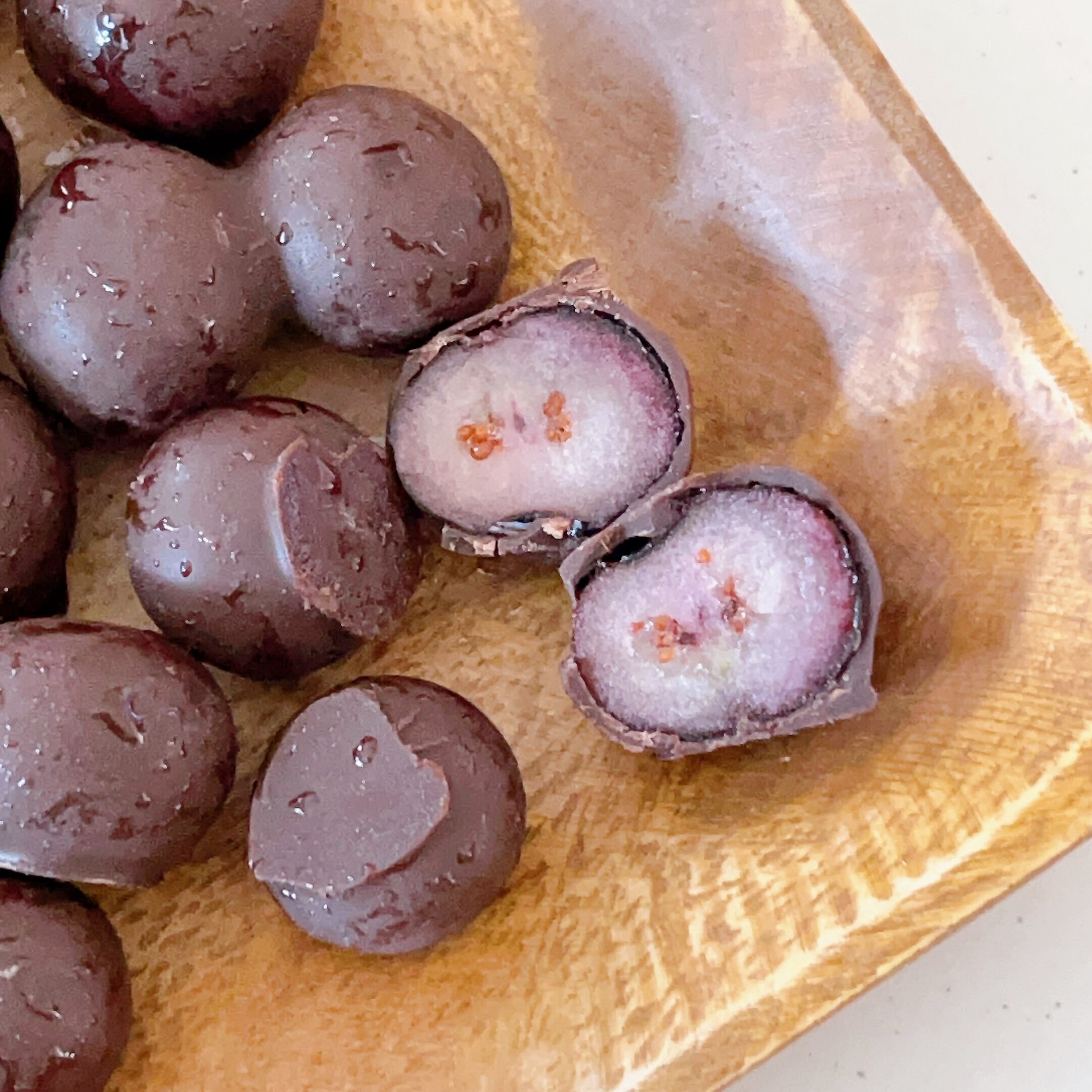 セブン-イレブンのオススメの冷凍フルーツ「フローズン チョコバナナ」「フローズン チョコブルーベリー」